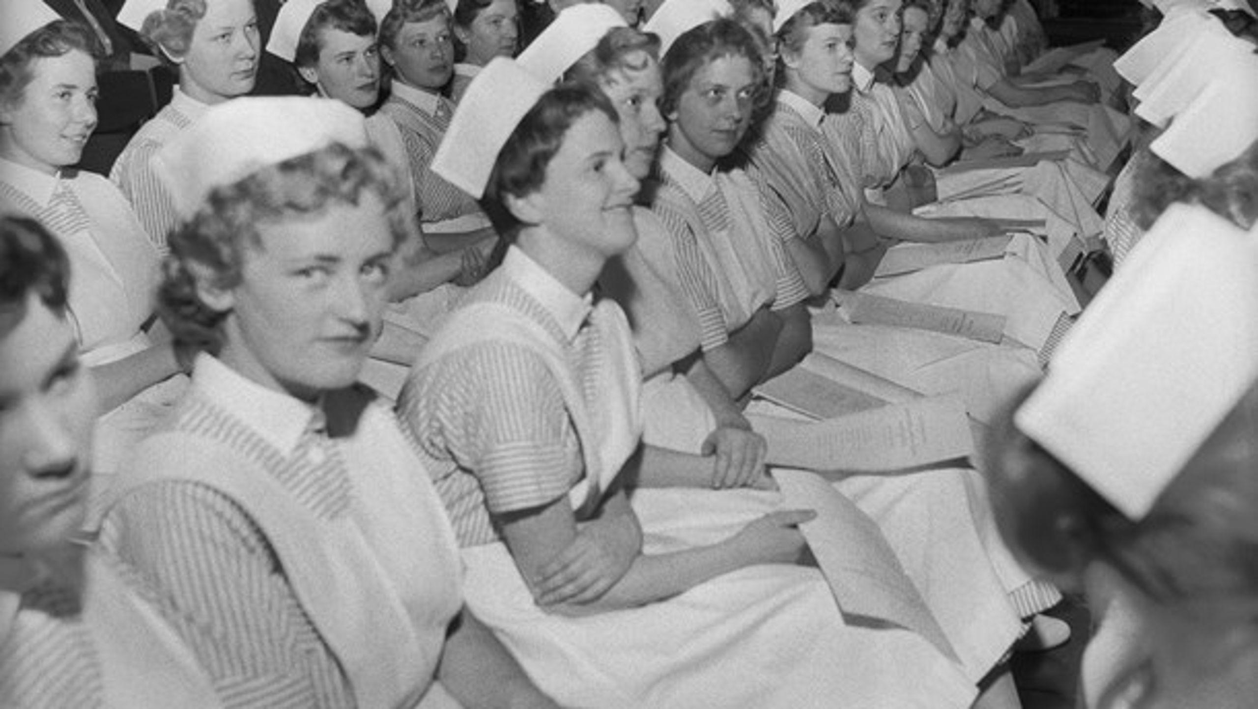 <div><b>LAVTLØNNEDE:</b> 136 sygeplejersker, alle kvinder, modtager deres diplom ved Københavns Hospitalsvæsens eksamensafslutning april 1957 på Københavns Rådhus.</div>