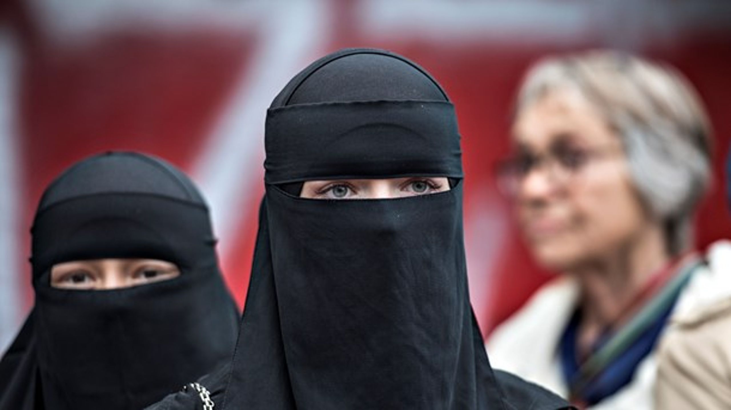 Et forbud mod burka vil fjerne burkaer fra gaderne, men det egentlige problem med sammenhængskraften vil blive forværret, skriver&nbsp;Morten Goll.