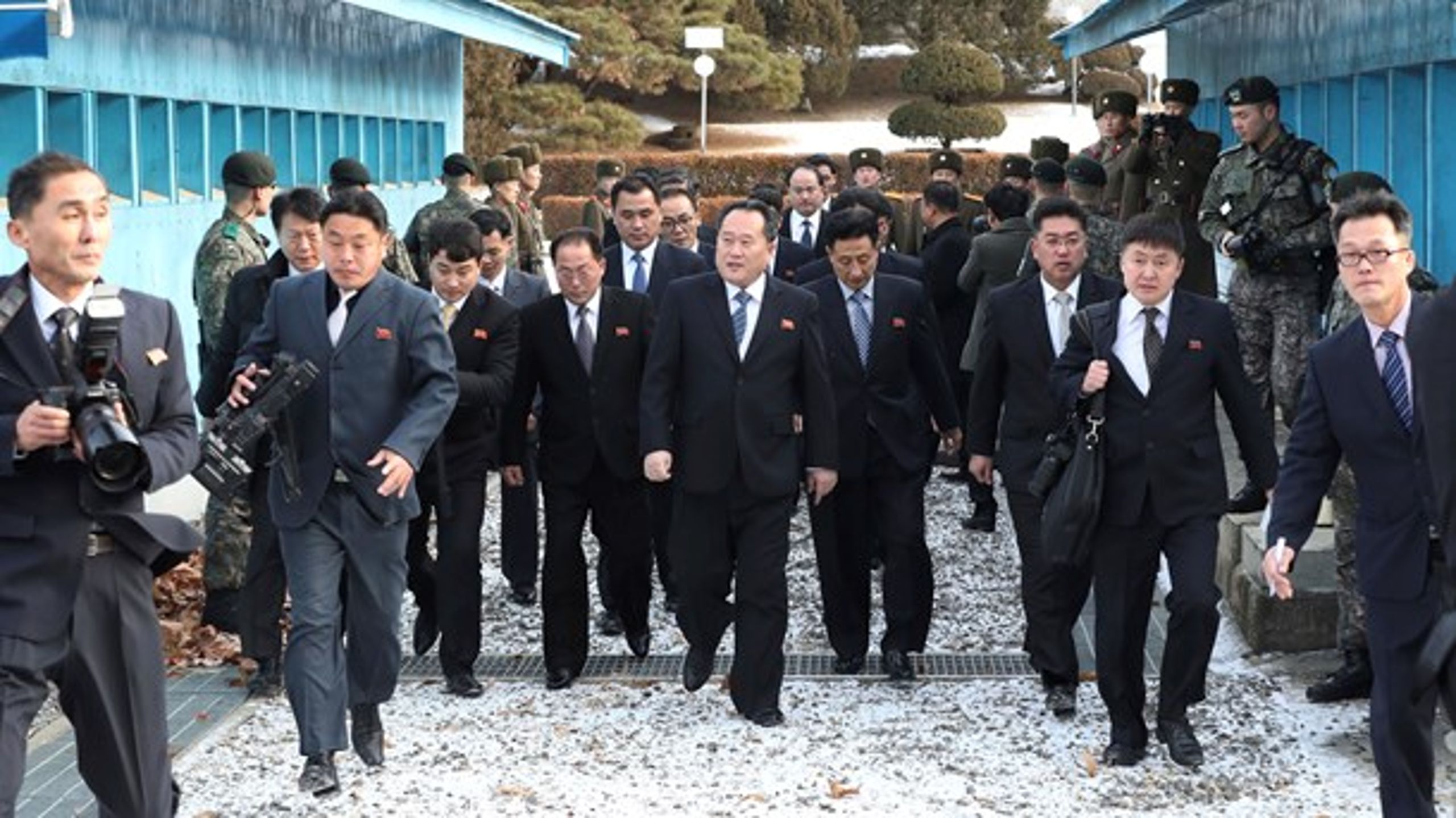 <div><b>FORBRØDRING:</b> Ri Son-gwon (i midten) fra den nordkoreanske delegation ankommer 9. januar til Sydkorea via den demilitariserede zone for at diskuterede landets deltagelse i vinter-OL.<br></div>