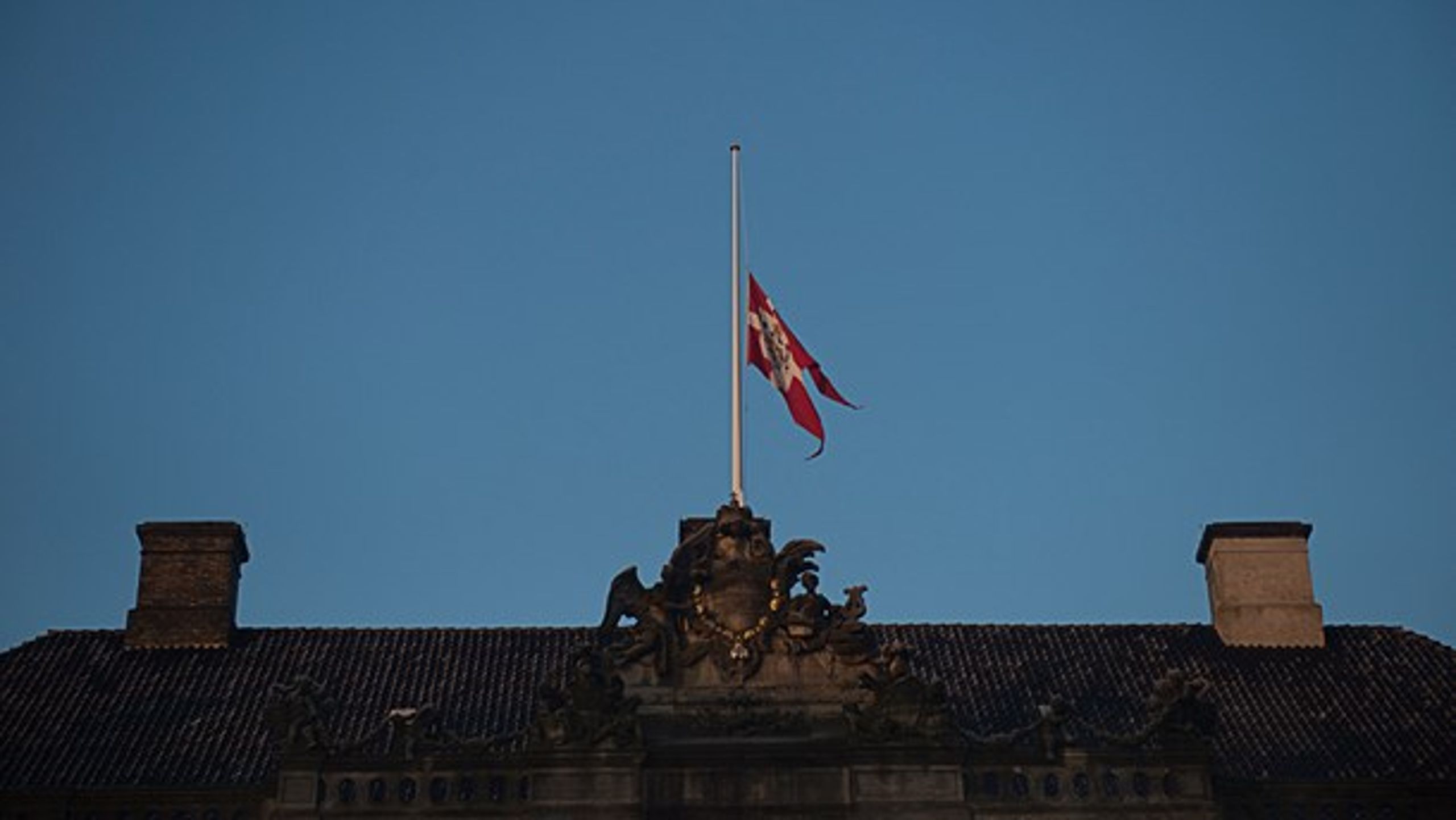 Alle statslige bygninger flager på halvt onsdag frem til solnedgang for at markere Prins Henriks dødsfald.