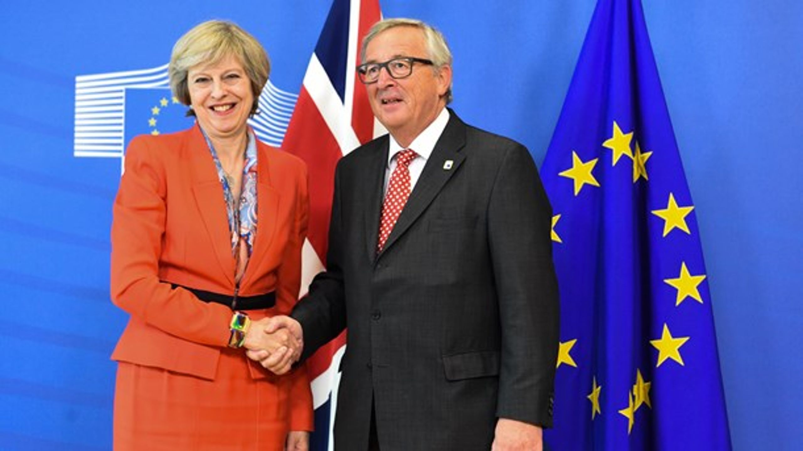 Storbritanniens premierminister Theresa May og&nbsp;Europa-Kommissionsformand Jean-Claude Juncker trykker hinanden i hånden under Brexit-forhandlinger.&nbsp;
