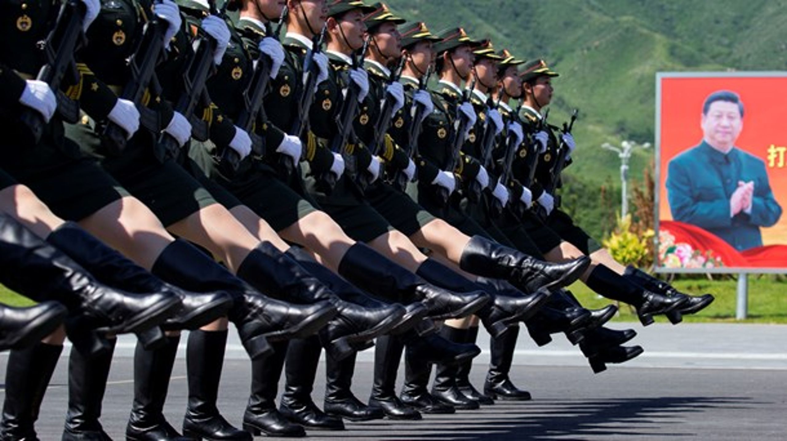 <b>DE ELSKER UNIFORMER:</b> Kvindelige kinesiske tropper marcherer foran portrættet af den kinesiske præsident, Xi Jinping. [Foto: ritzau/Ng Han Guan].<br>