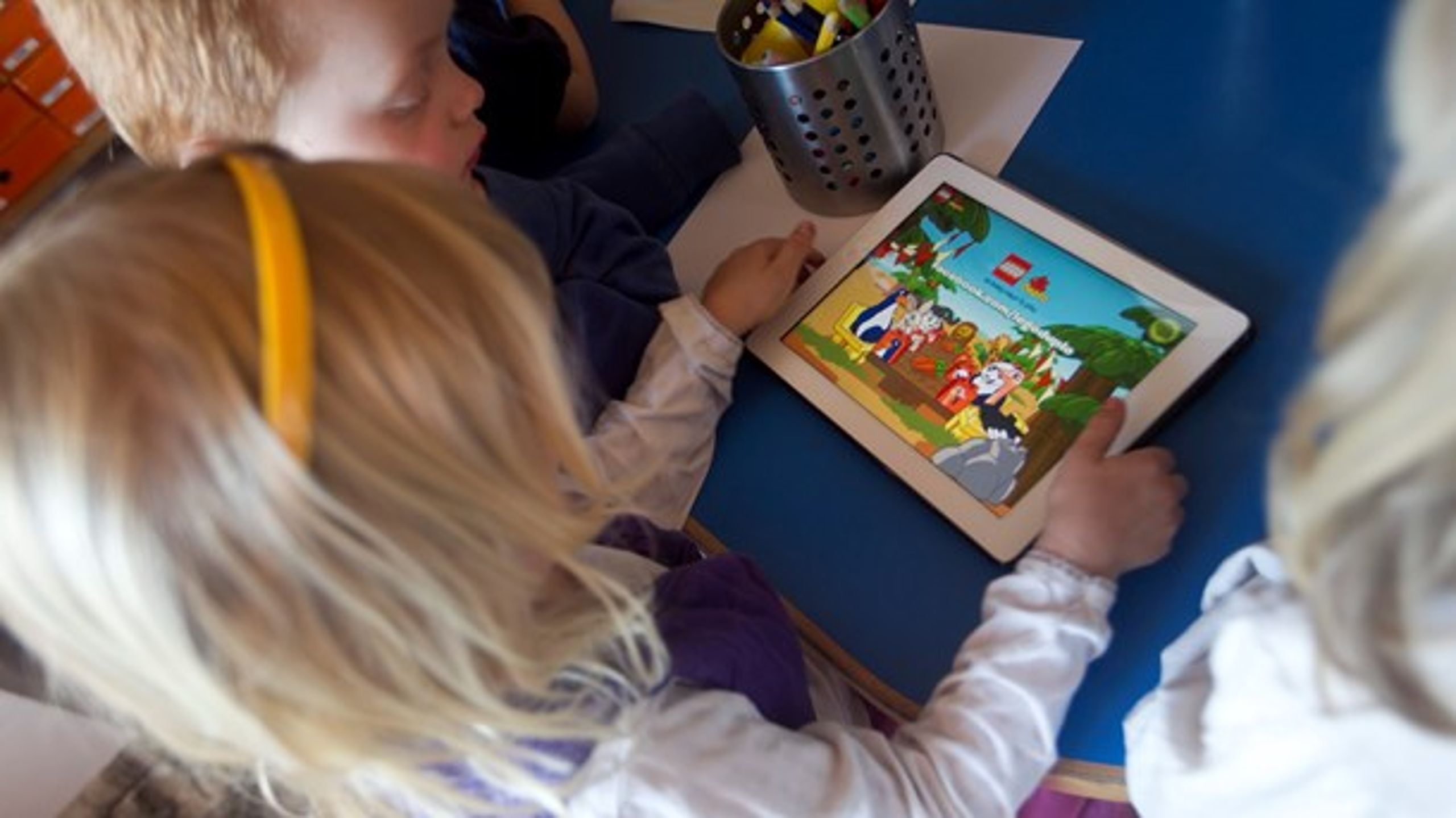 Det lave faglige niveau ses blandt andet ved en ukritisk brug af iPads. Der sidder tre-fire børn uden en voksen og kigger på billeder af dyr i et sprogløst samvær, skriver Niels Hansen.