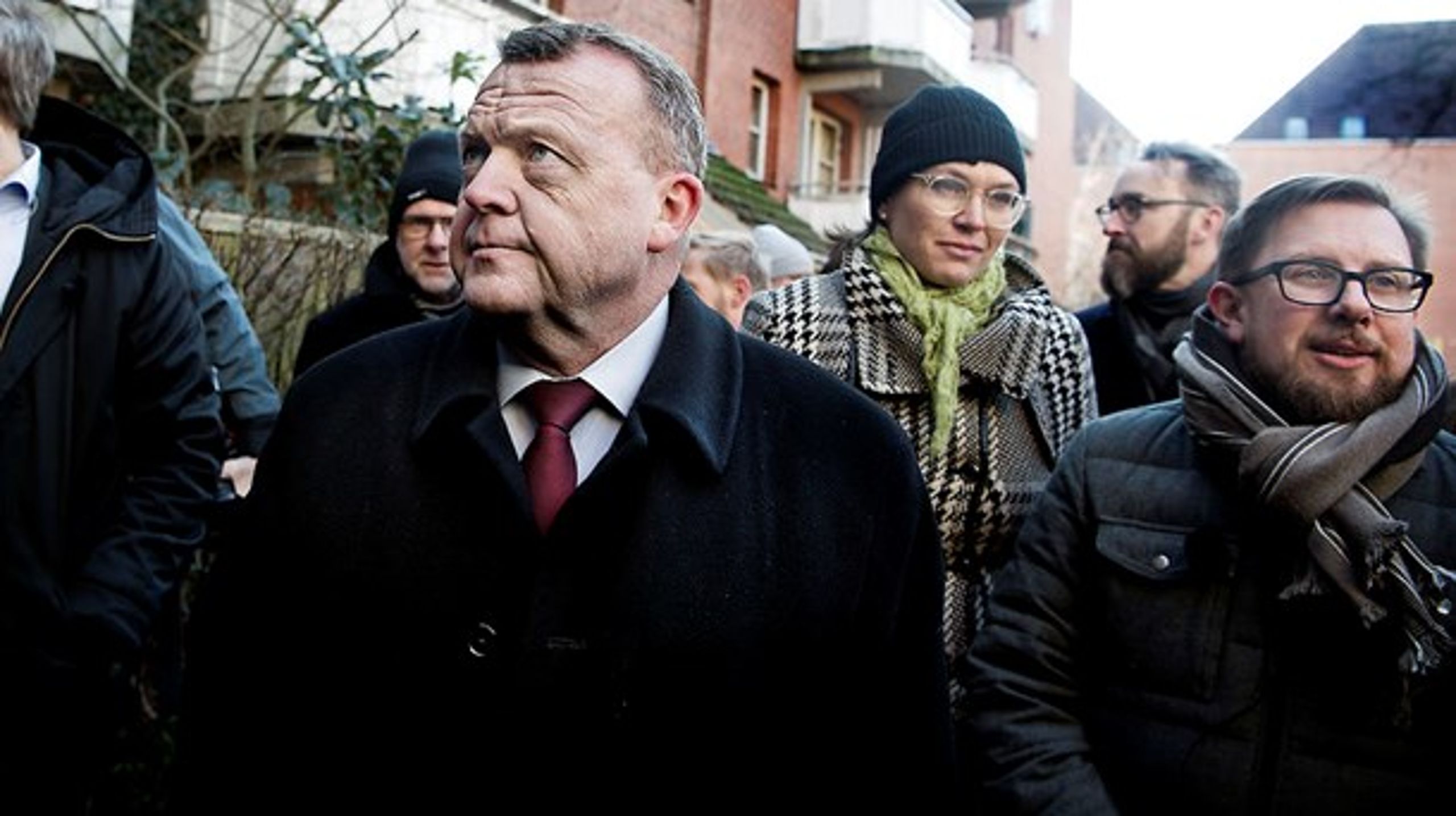 Statsminister Lars Løkke Rasmussen (V) og syv af hans ministerkollegaer var mødt op i Mjølnerparken, boligområdet i København, i forbindelse med præsentationen af regeringens udspil mod parallelsamfund.