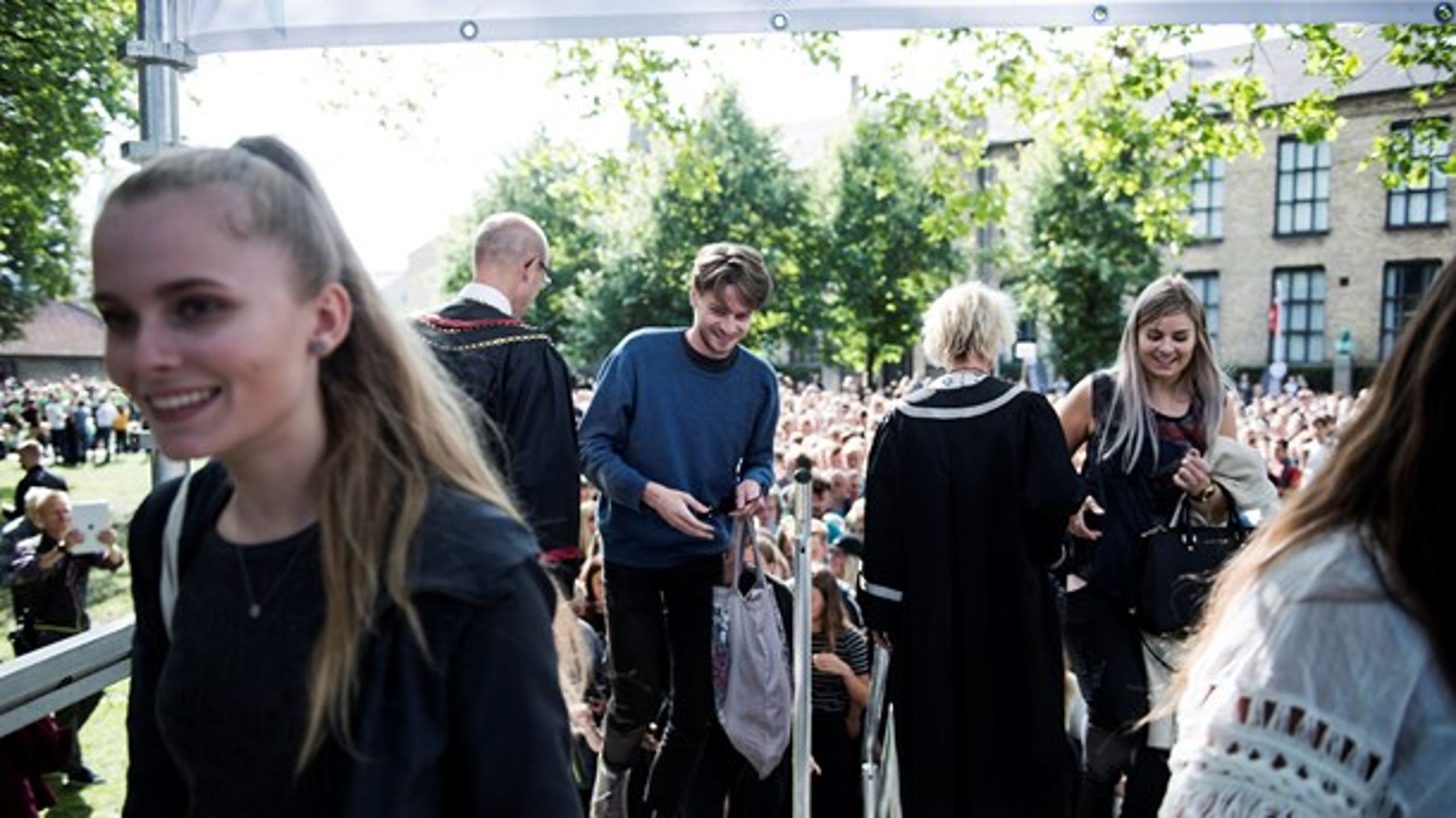 De nye studerende bliver budt velkommen til immatrikulationsfest på Københavns universitet. For mange af de unge er kvote 2 vejen til deres drømmeuddannelse, og derfor er der behov for at sikre, at optagelseskriterierne er evidensbaserede, skriver&nbsp;<span>Bjarke Tarpgaard Hartkopf.<div><br></div></span>