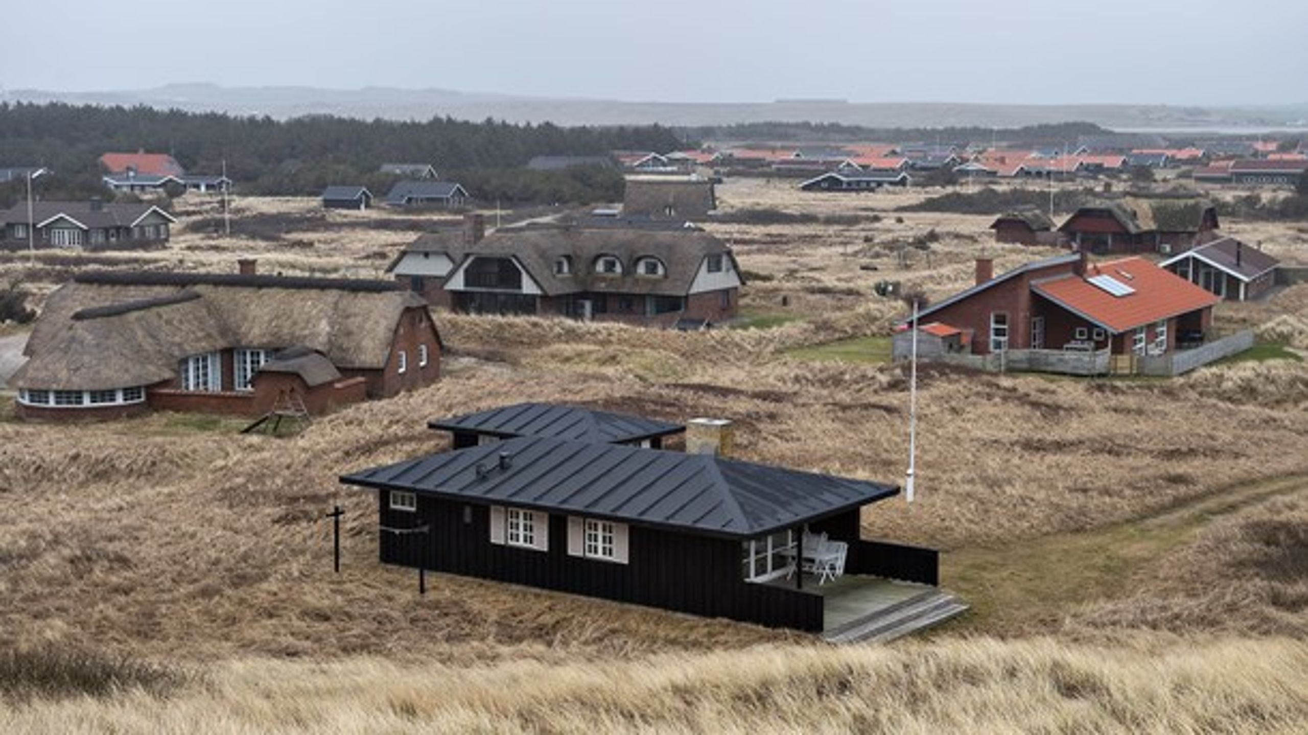 Cirka halvdelen af de udenlandske turister, der besøger Danmark, bor i feriehuse. Derfor finder flere af landets store sommerhuskommuner langs Vestkysten det naturligt, at turistorganisationen VisitDenmark flytter til Jylland.