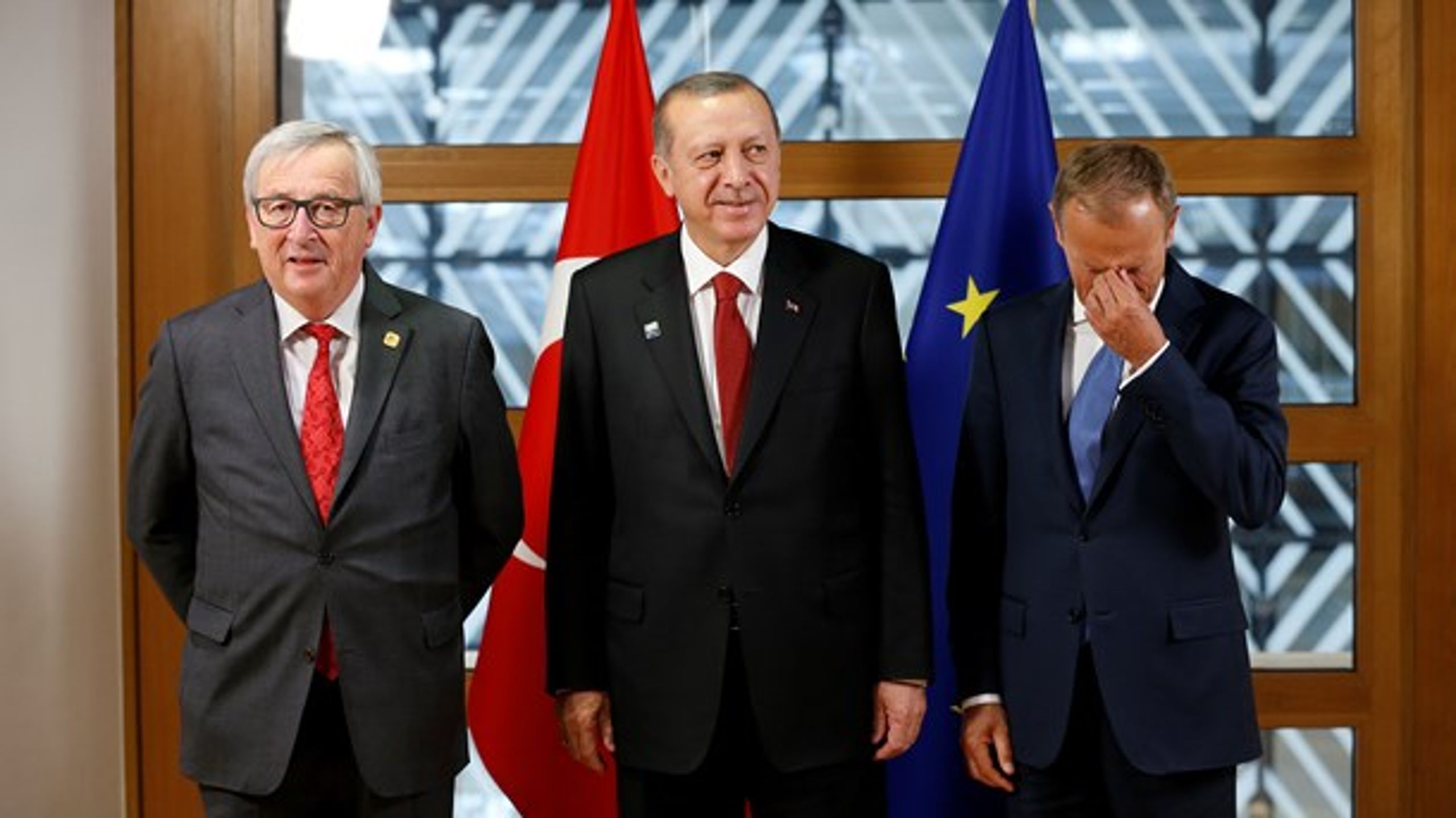 Jean-Claude Juncker (tv) og Donald Tusk (th) mødtes sidste maj med den tyrkiske præsident, Recep Tayyip Erdoğan, til NATO-topmøde i Bruxelles.&nbsp;