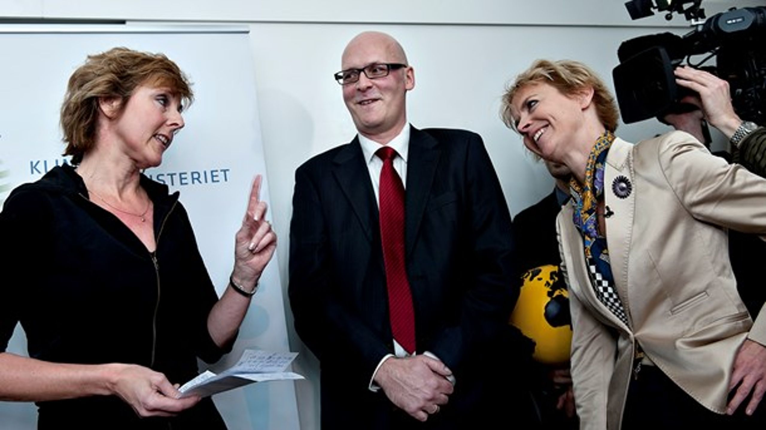 Ny direktør i Energinet Thomas Egebo (i midten) sammen med tidligere Energi- og Klimaminister Connie Hedegaard (til venstre) og prorektor for Københavns Universitet Lykke Friis.