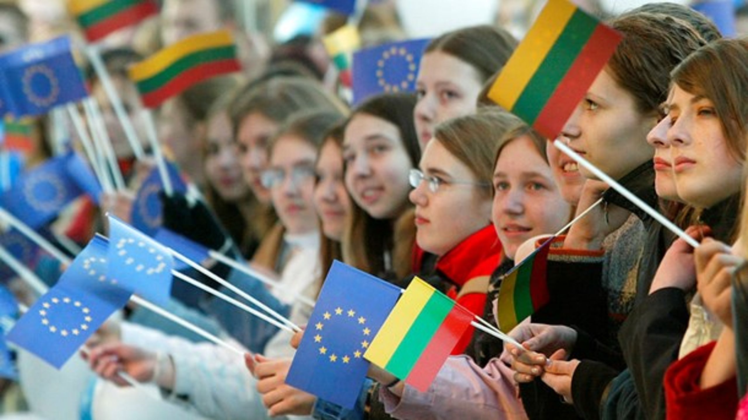 Tilskuere overværer en koncert i Litauens hovedstad Vilnius i 2004 efter indlemmelsen i EU. I Litauen og andre østeuropæiske nationer har borgerne mere tillid til EU end deres nationale parlament.