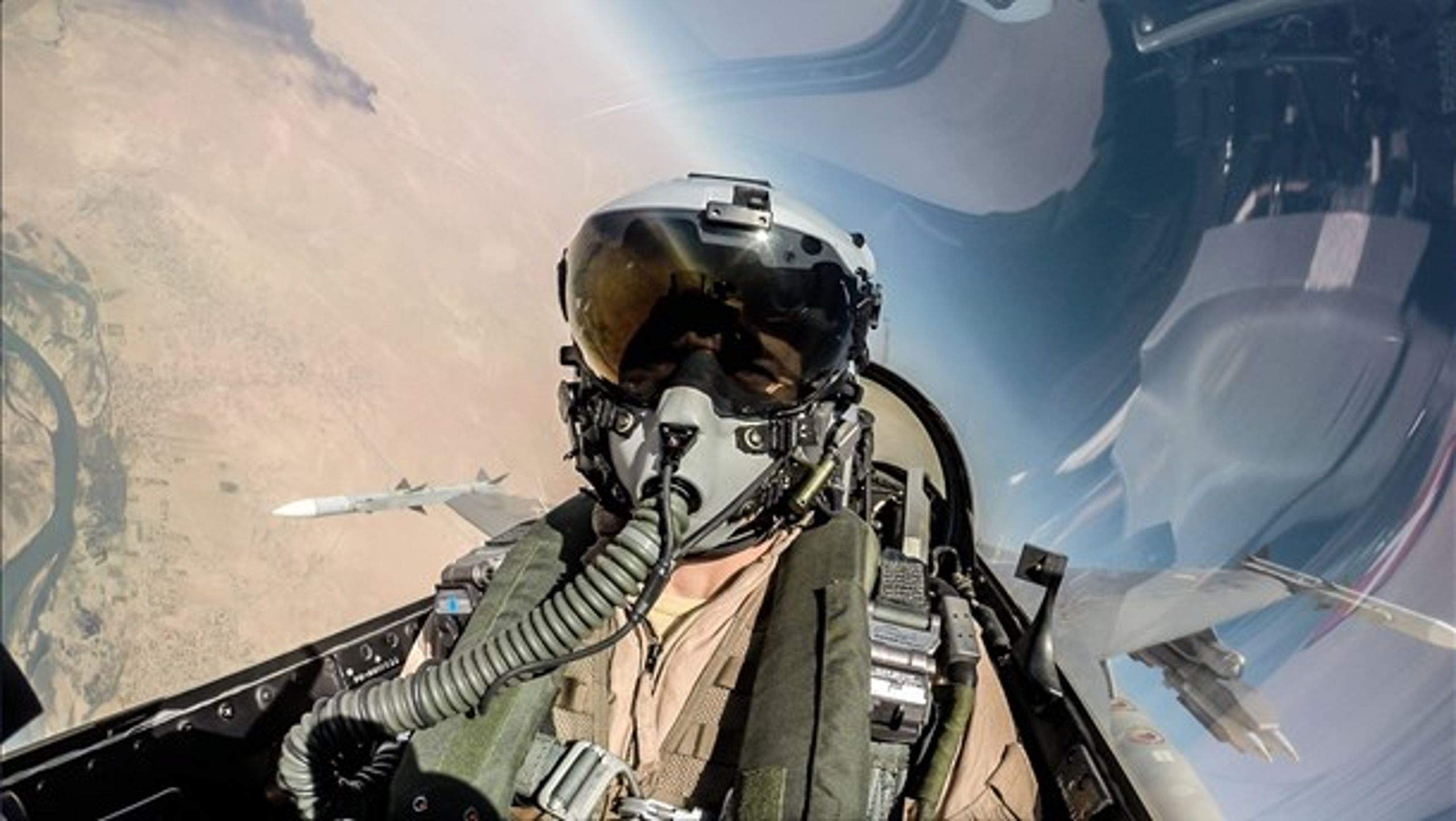 Dansk F-16 pilot over Irak.
