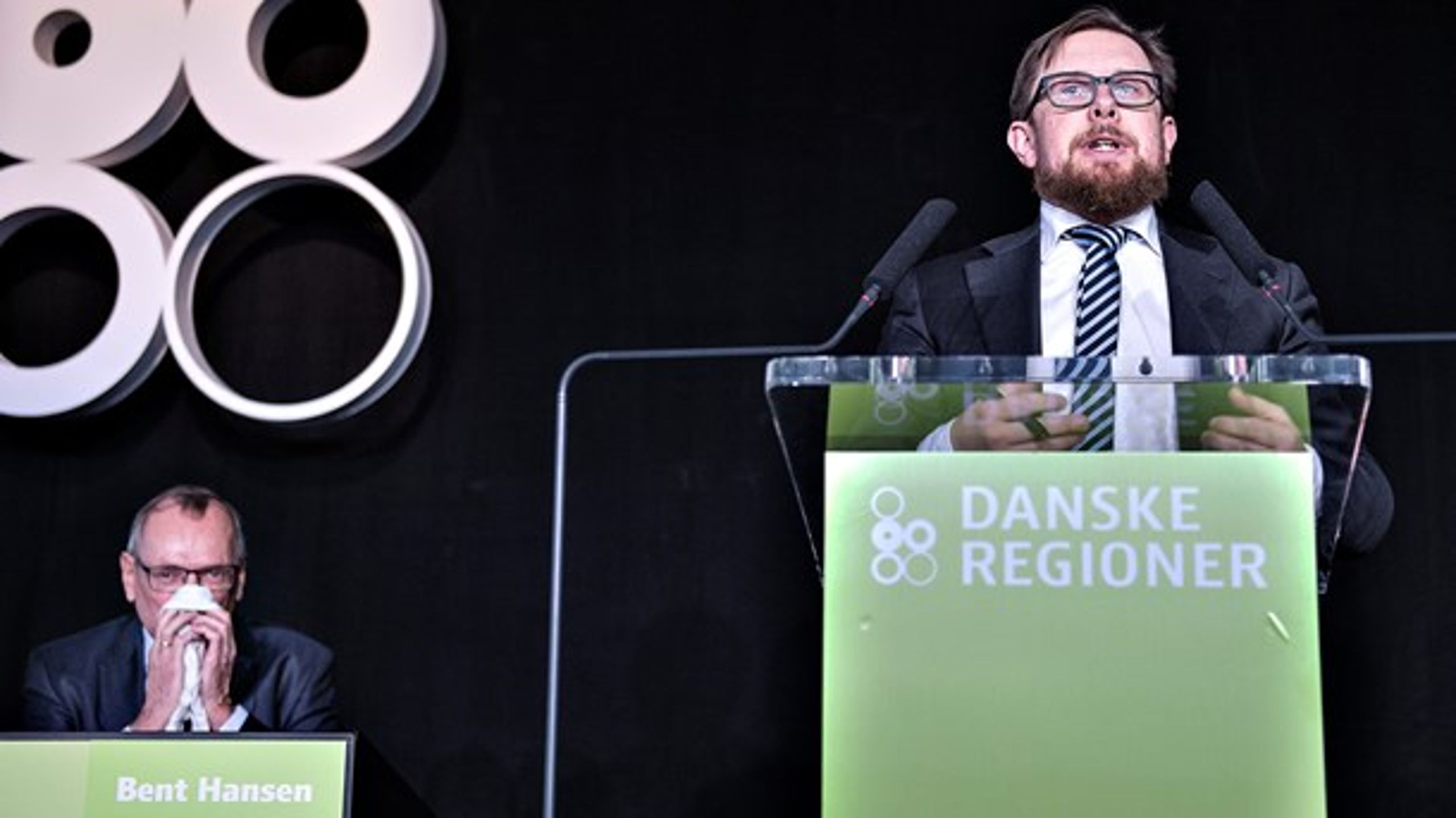 Bent Hansen (S) har ydet en kæmpe indsats for det danske sundhedsvæsen fastslog økonomi- og indenrigsminister Simon Emil Ammitzbøll-Bille (LA) på regeringens vegne til den afgående formand for Danske Regioner.