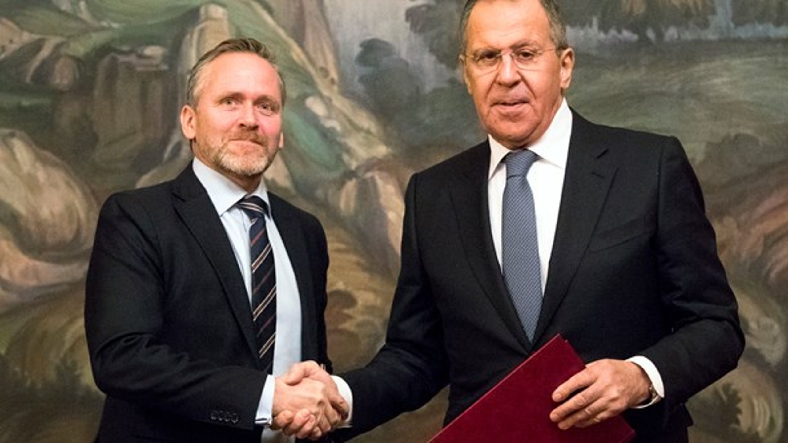 Danmarks udenrigsminister Anders Samuelsen (t.v.) og Ruslands udenrigsminister Sergey Lavrov (t.h.) ved underskriftsceremoni i Moskva i februar 2018.