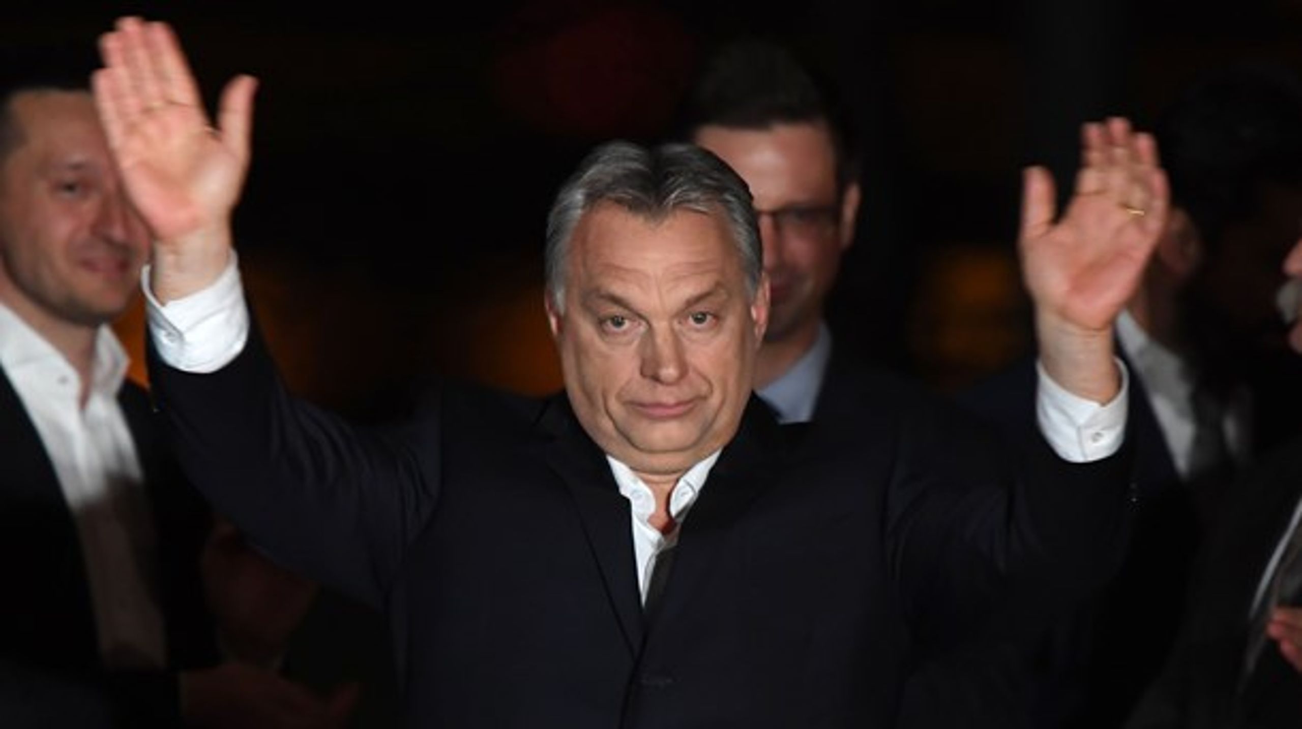 Viktor Orbáns regering spytter på EU, men nyder økonomisk godt af sit medlemskab. EU bør skrue bissen på, skriver Morten Helveg Petersen og Martin Lidegaard.