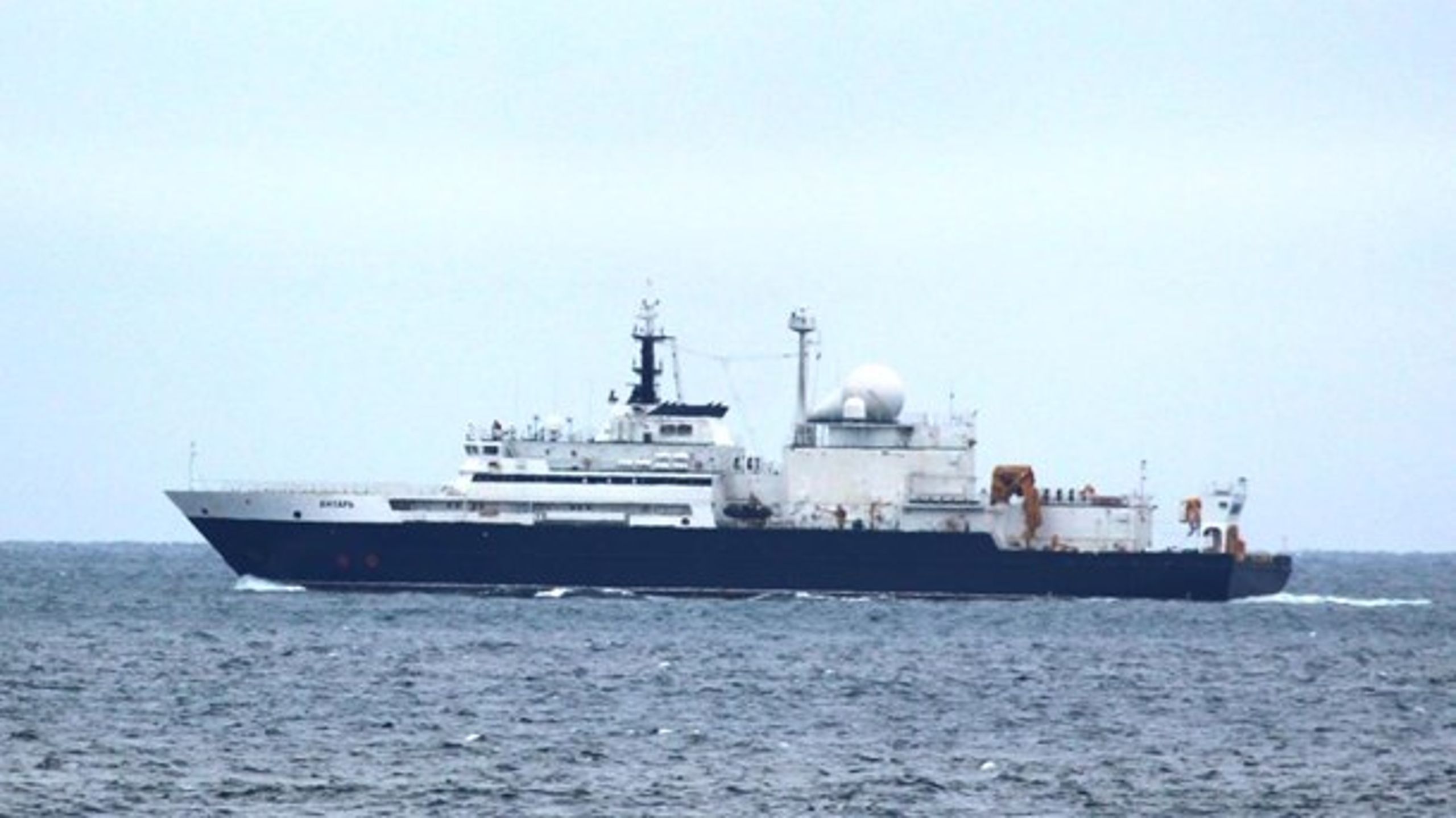 Det russiske spionskib Yantar ud for Nuuk i sommeren 2016.