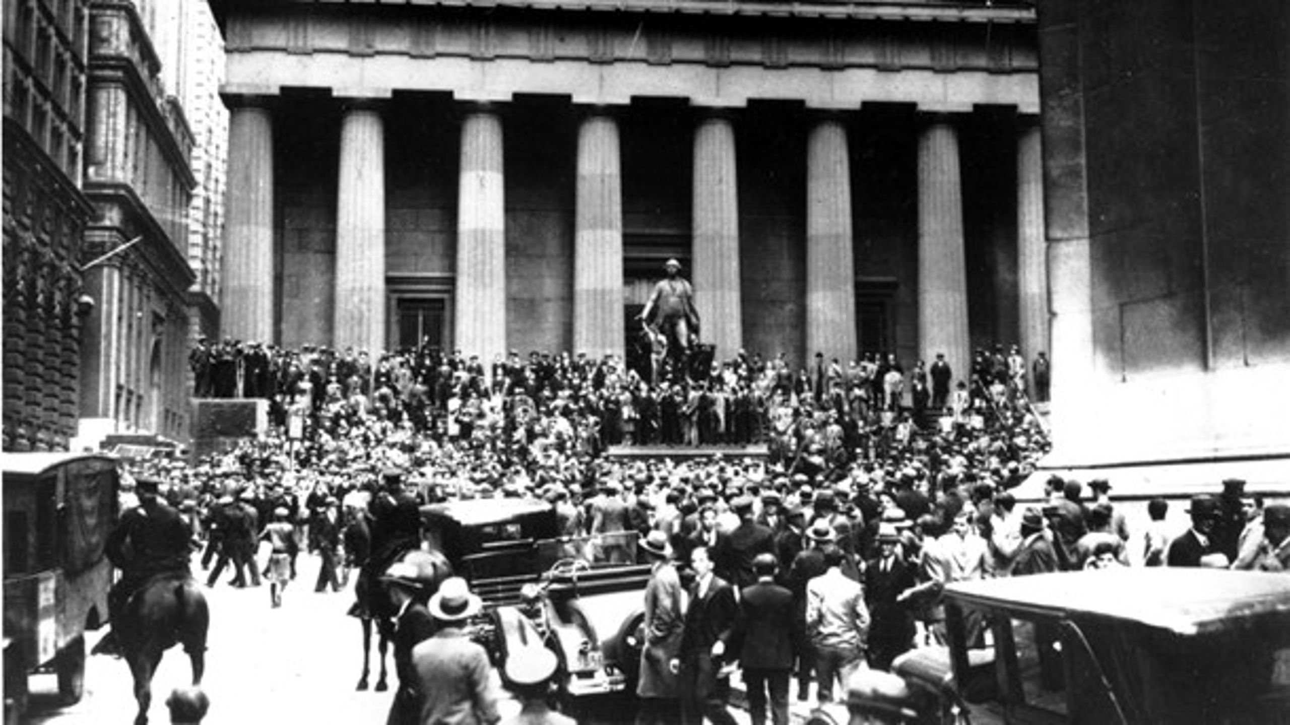 En folkemængde i panik på Wall Street i New York i forbindelse med børskrakket på Sorte Torsdag 24. oktober 1929. [Foto:&nbsp;Ritzau Scanpix].<br>