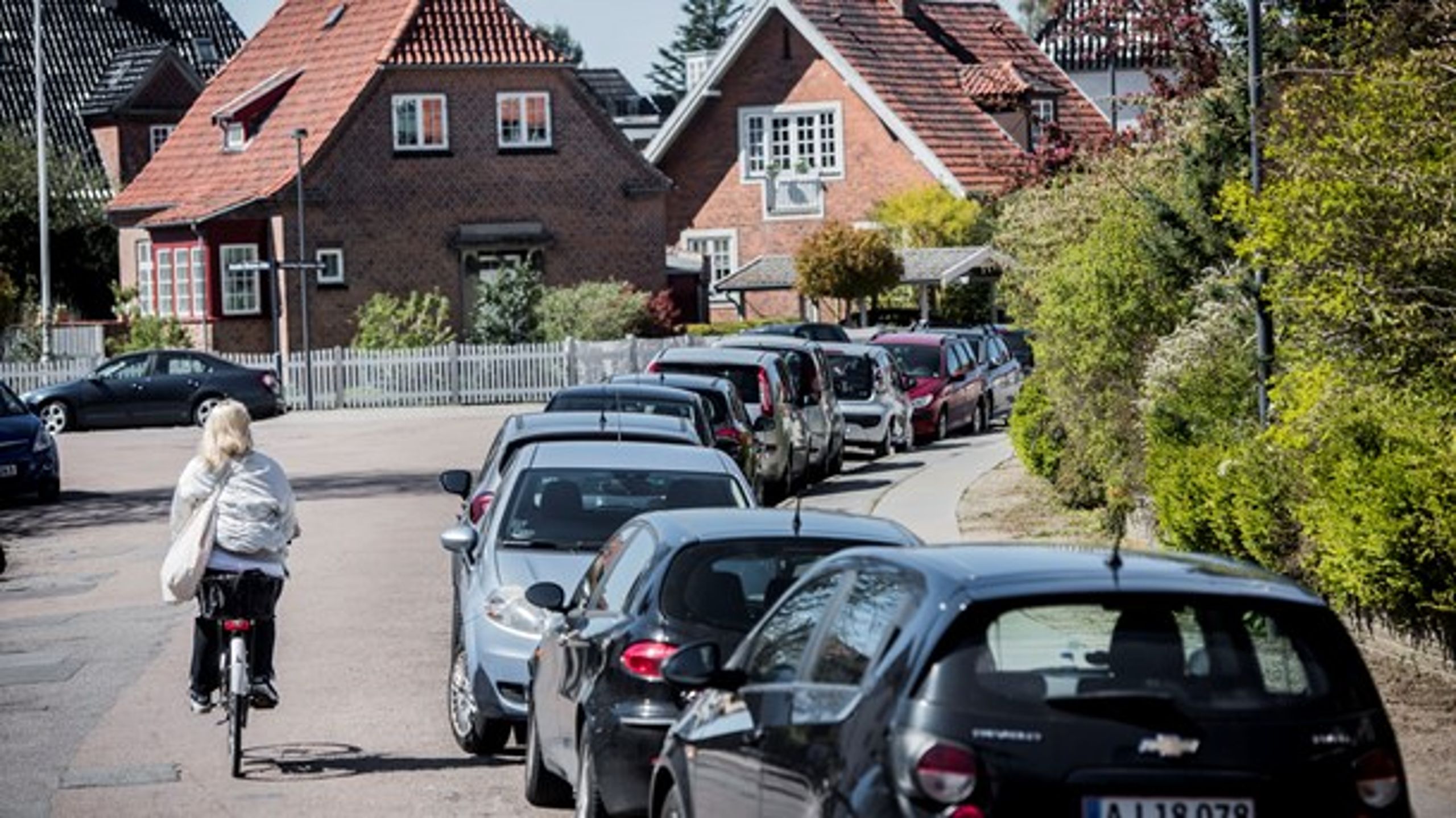 Gaderne er fyldt med parkerede biler, og det giver ingen plads til andet liv, skriver Tommy Olsen, formand for Danske by- og delebiler.