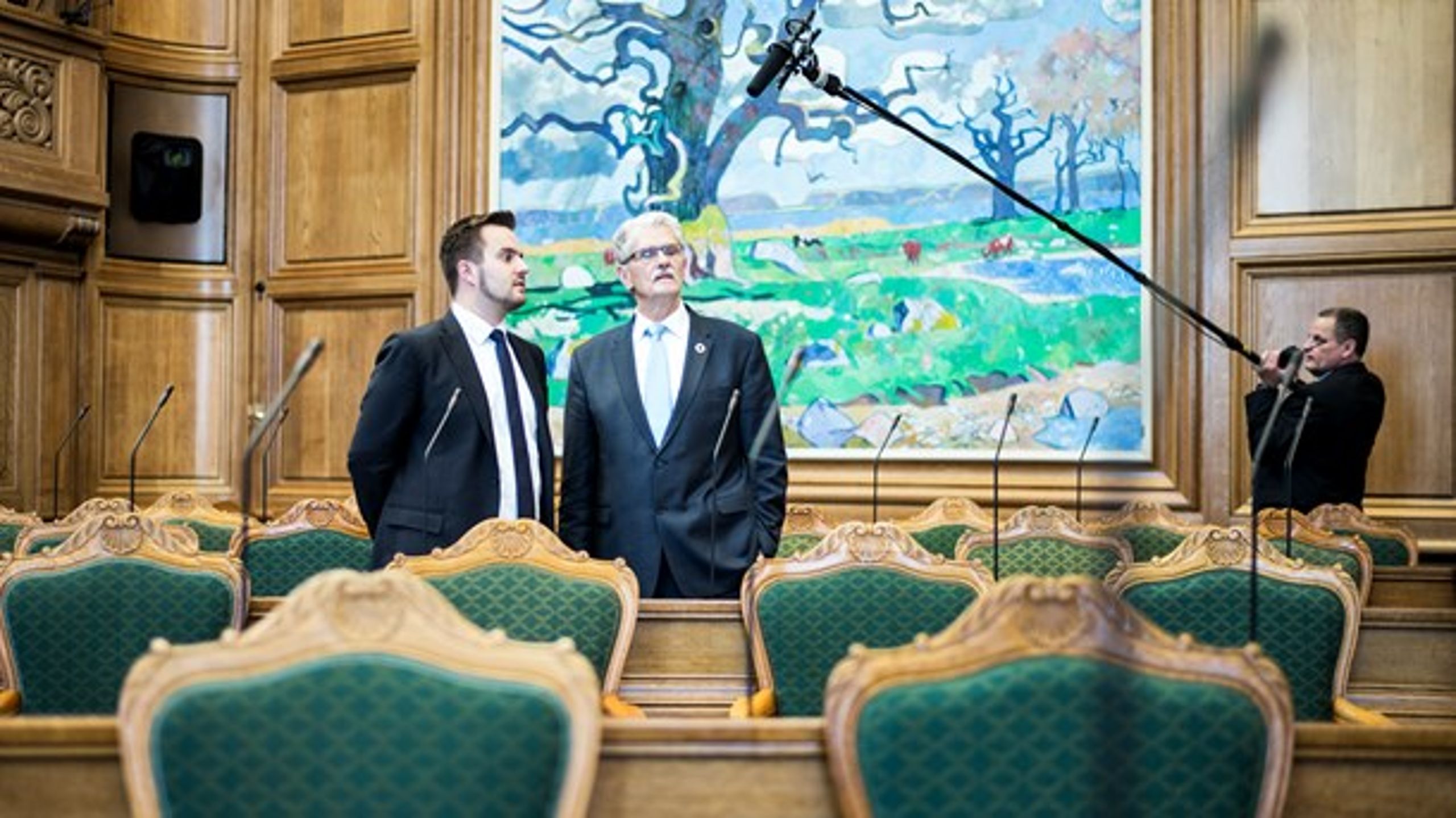 Simon Kollerup (tv.) vil til kaffe med statsminister Lars Løkke Rasmussen (V). Til Folketingets åbning i 2016 ses han i selskab med Mogens Lykketoft (S).