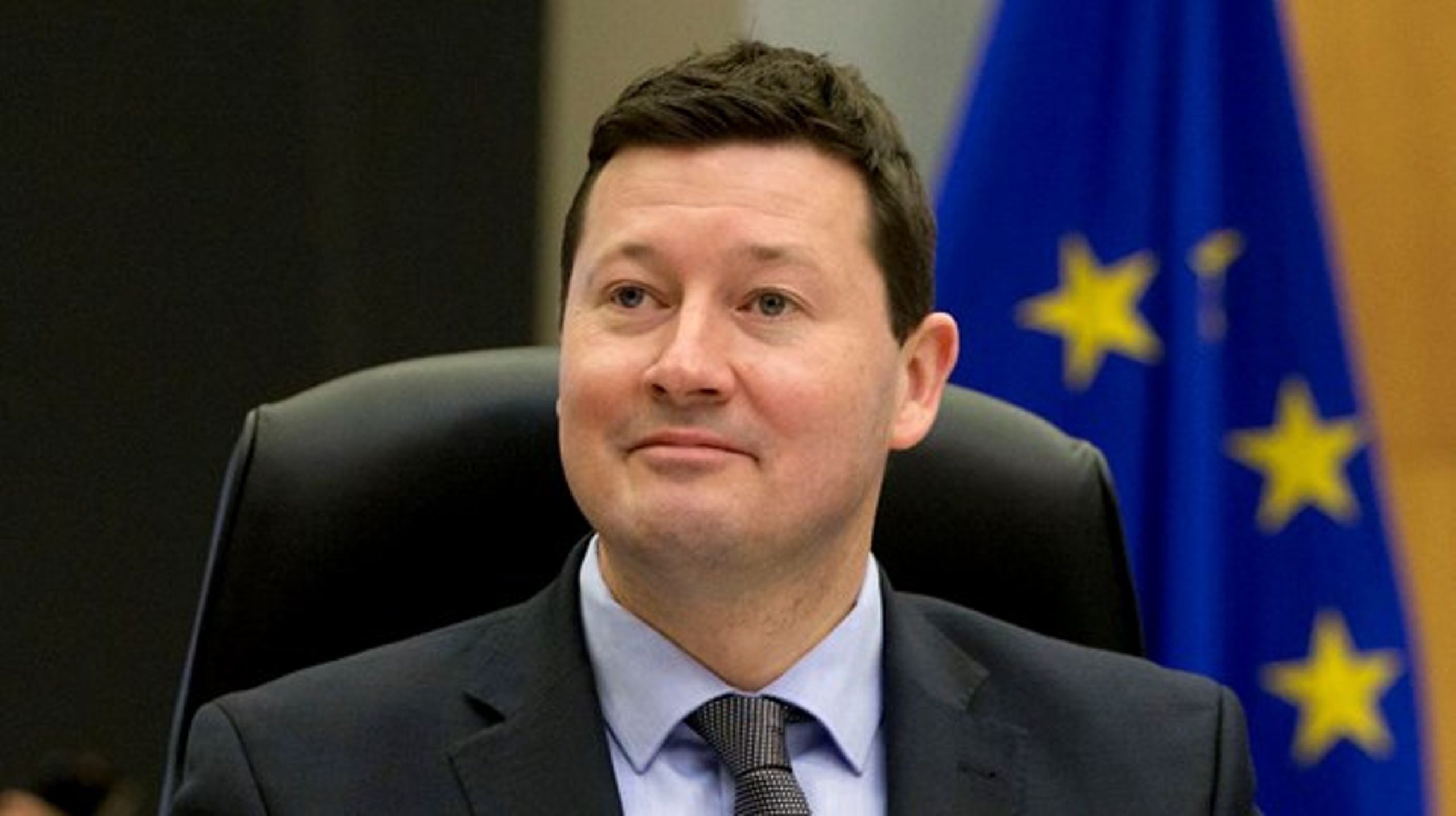På trods af stor kritik fra Europa-Parlamentet holder EU-Kommissionen hånden over sin nye generalsekretær, Martin Selmayr.