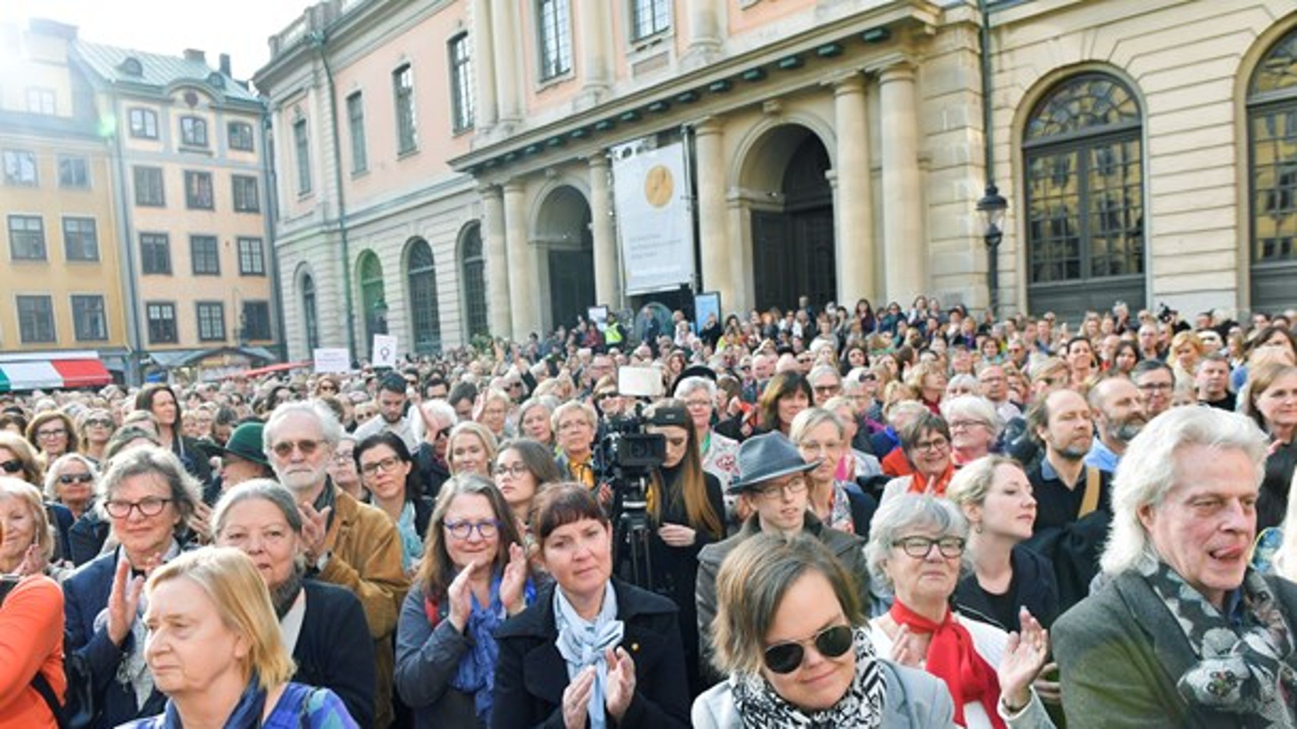 SLØJFEBLUSER Flere tusinde demonstrerede denne uge for at støtte Sara Danius. Det er et eksempel på ideologisk feminisme, skriver Jens Christian Grøndahl.