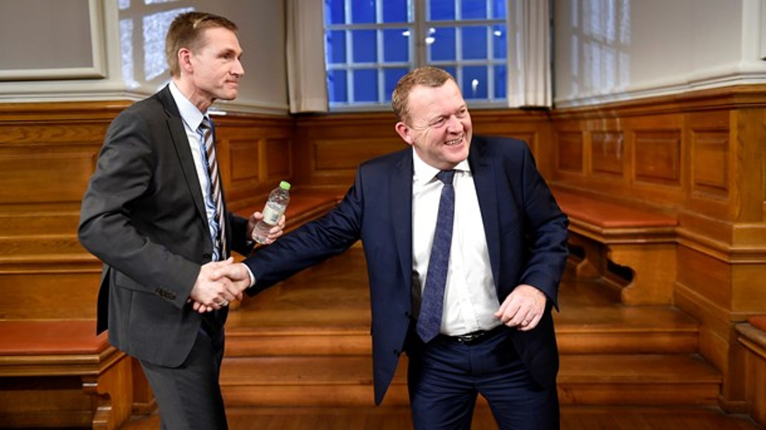 HÅNDSLAG: Kristian Thulesen Dahl (DF) og Lars Løkke Rasmussen (V) til partilederrunde på Christiansborg efter danskernes nej ved afstemningen om retsforbeholdet i 2015.