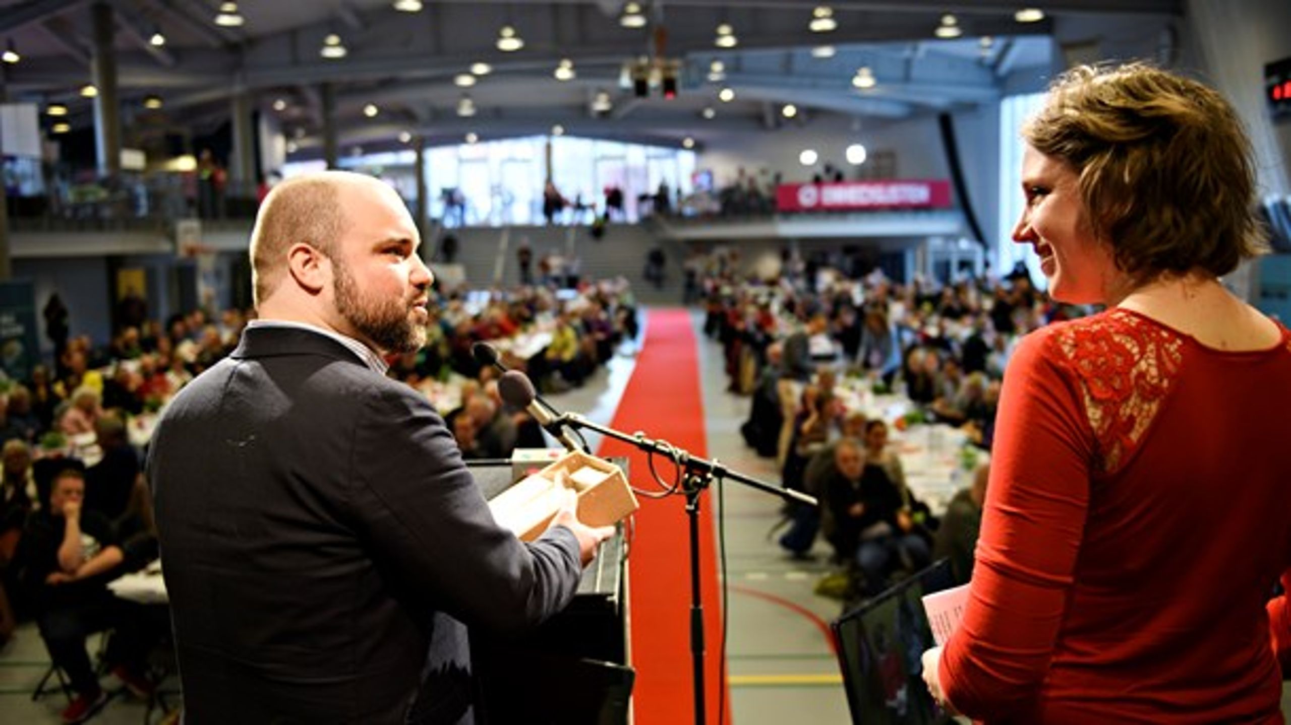 Nikolaj Villumsen og Rina Ronja Kari fra Folkebevægelsen mod EU var på scenen til Enhedslistens årsmøde. Næste år vil de kæmpe om hinandens stemmer til Europa-Parlamentsvalget.