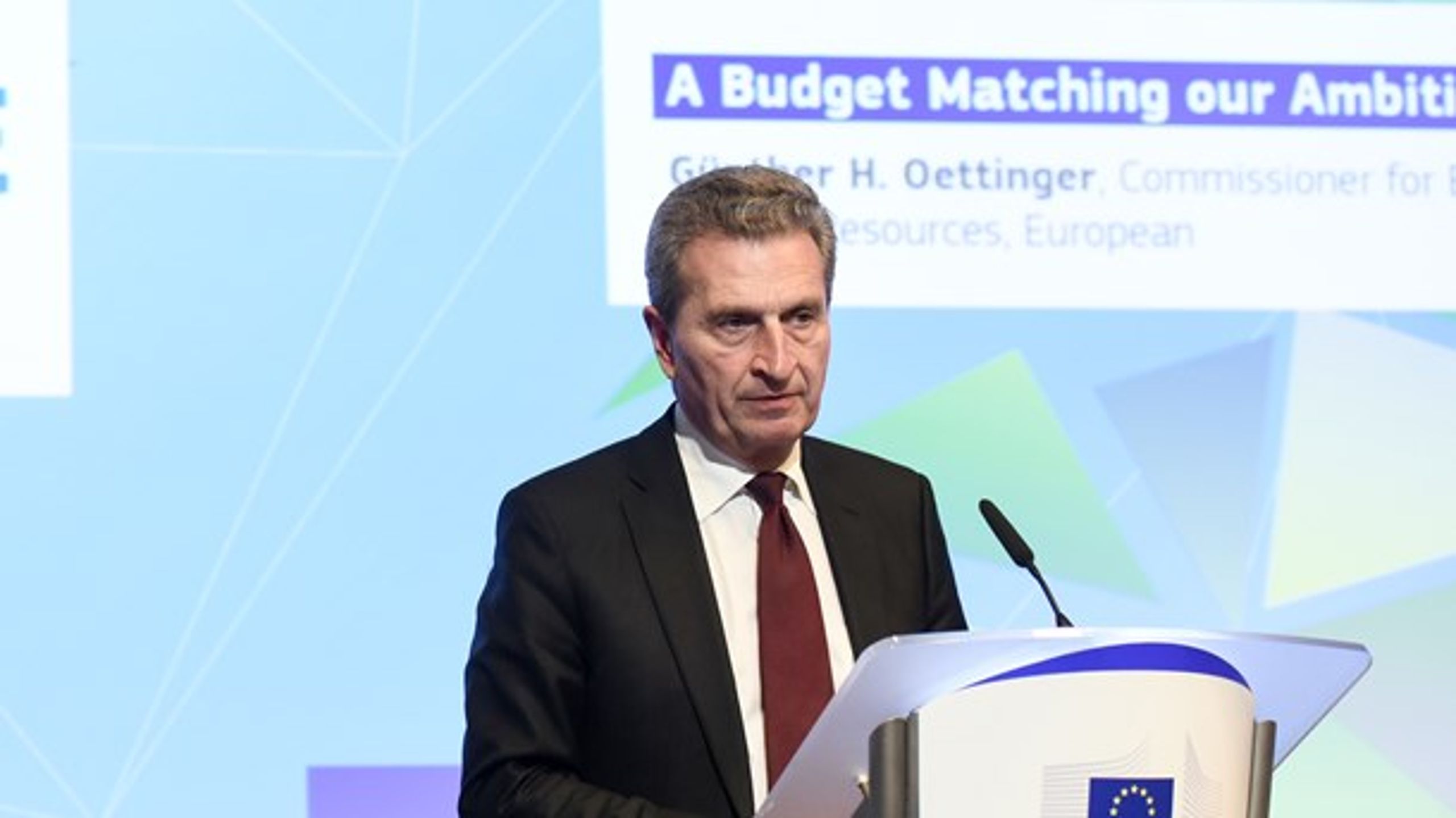 Budgetkommissær Günther Oettinger vil skære i EU's landbrugs- og regionalstøtte, hvilket Danmark bifalder, men en række andre lande bliver sure over.