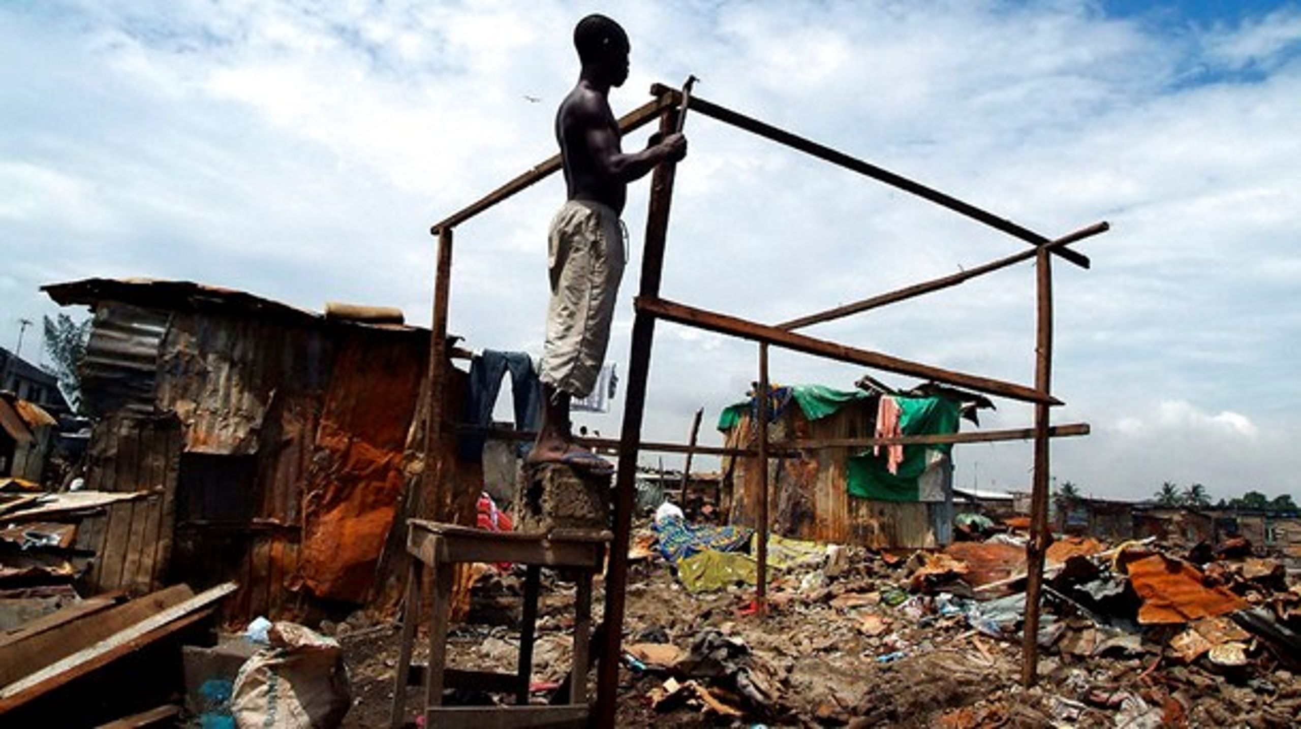 SLUM: Urbanisering gør verdensmål til en god forretning, mener Rasmus Ødum fra COWI. På fotoet reparerer en mand sit hus i Lagos' slum.<br>