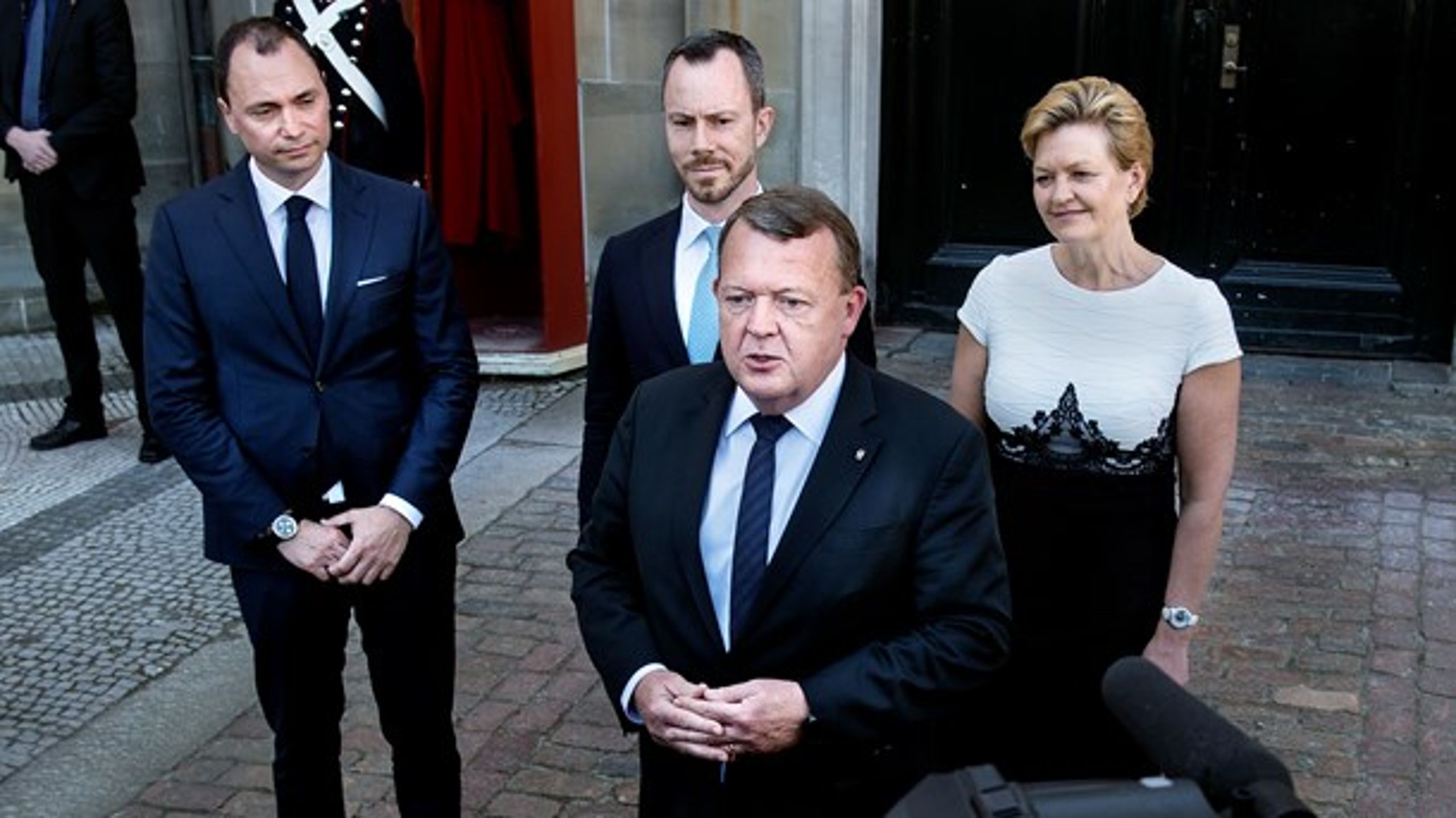 2. maj præsenterede Lars Løkke Rasmussen (V) tre nye ministre foran Amalienborg. Tidligere rokader under Lars Løkke har fået blandet modtagelse hos vælgerne.