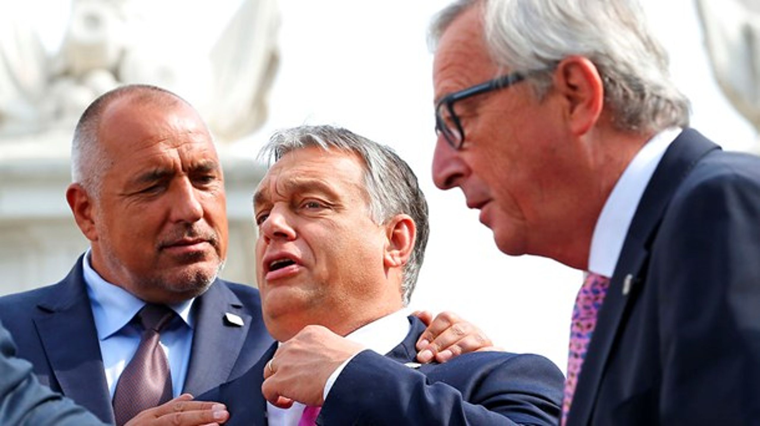 Særligt Bulgarien og Ungarn er kritiske over for Kommissionens forslag, der vil gøre det muligt at fratage EU-støtte til medlemsstater, der ikke overholder EU's retsstatsprincipper.&nbsp;Fra højre mod venstre: Bulgariens premierminister Boyko Borisov, Ungarns premierminister Viktor Orban og Kommissionsformand Jean-Claude Juncker.