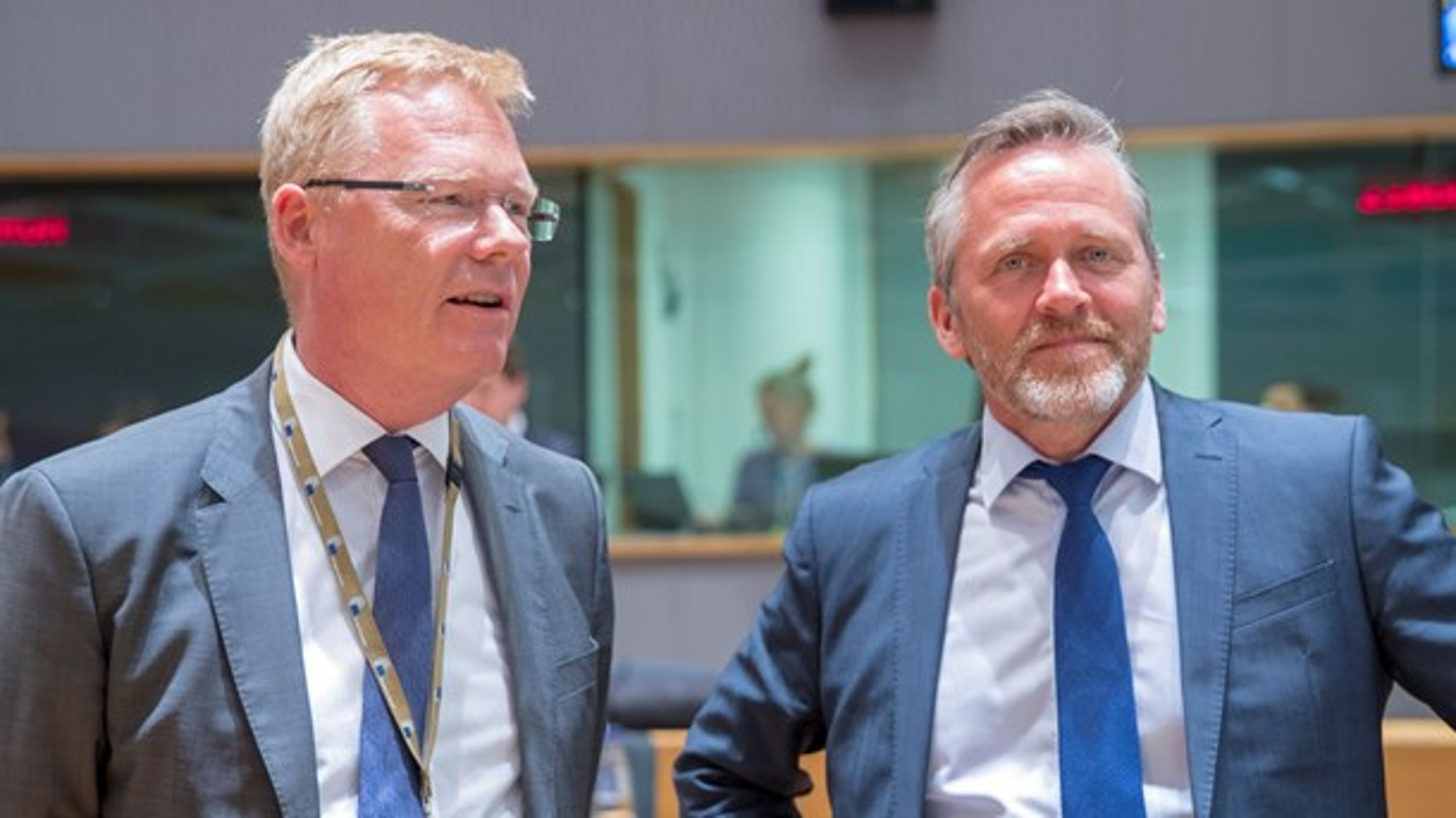 Udenrigsminister Anders Samuelsen (t.h.) har sat Danmarks EU-ambassadør, Kim Jørgensen (t.v.) på en svær opgave med at få overbevist de øvrige EU-lande om, at Unionens medlemskontingent ikke skal stige efter Brexit.