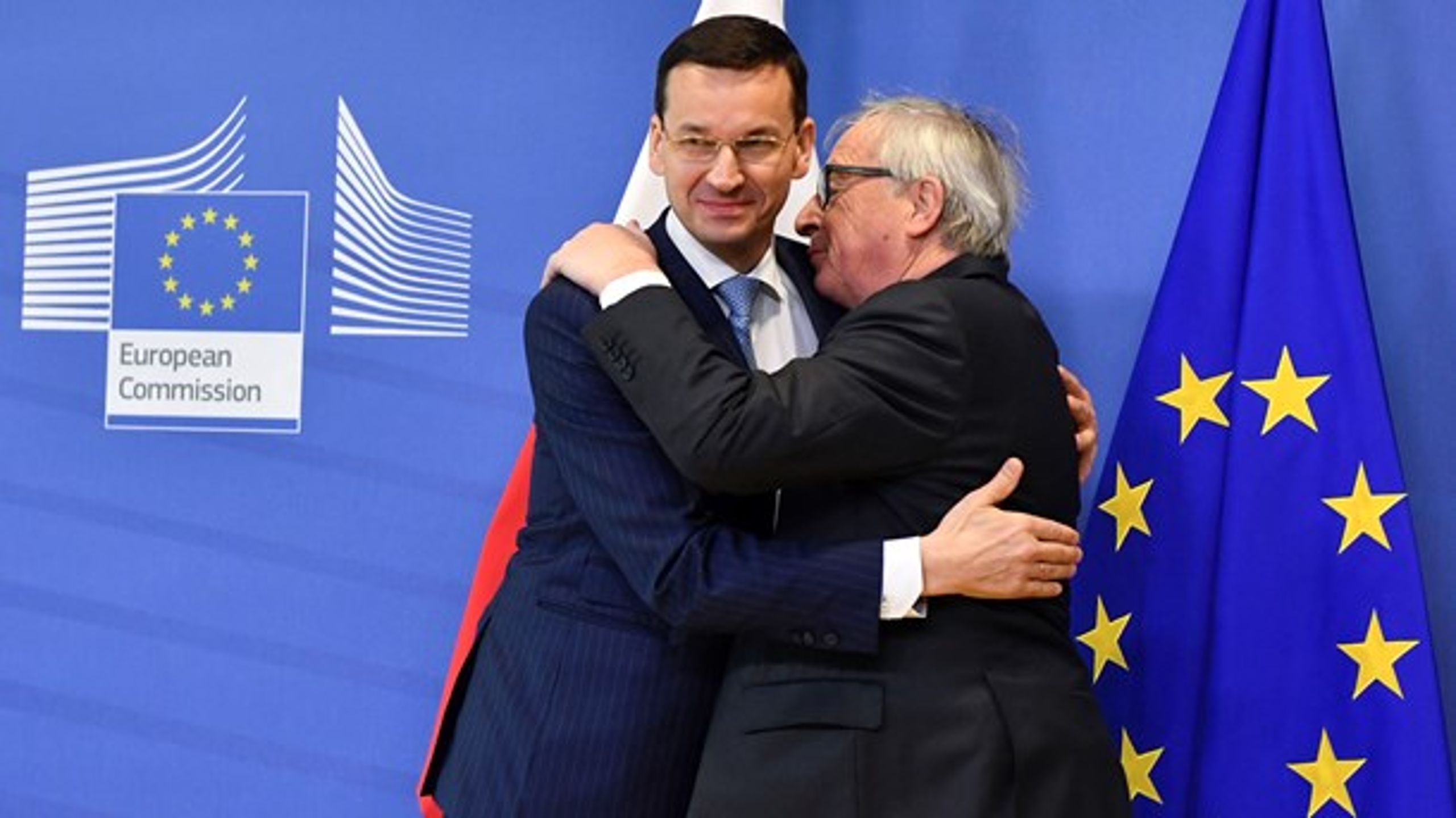Polens statsminister,&nbsp;Mateusz Morawiecki, og&nbsp;kommissionsformand Jean-Claude Juncker.&nbsp;Vi skal kunne straffe&nbsp;lande som Polen, når de&nbsp;bryder med EU's værdigrundlag, skriver Johannes Lech.