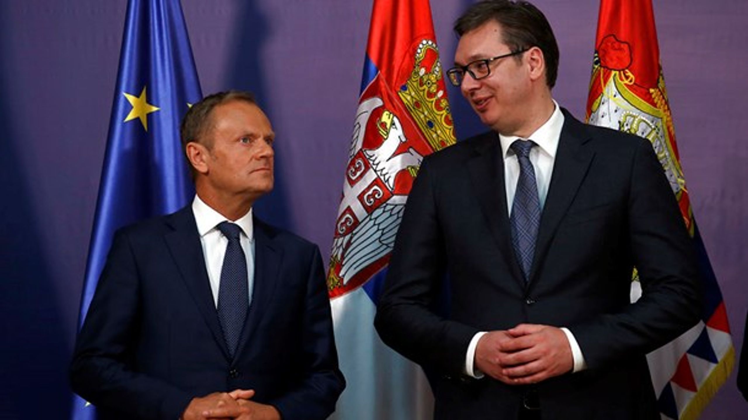 Den serbiske premierminister, Aleksander Vucic, hilser på formanden for Det Europæiske Råd, Donald Tusk. Serbien er et af seks lande, hvis mulige EU-medlemskab skal diskuteres i Sofia.