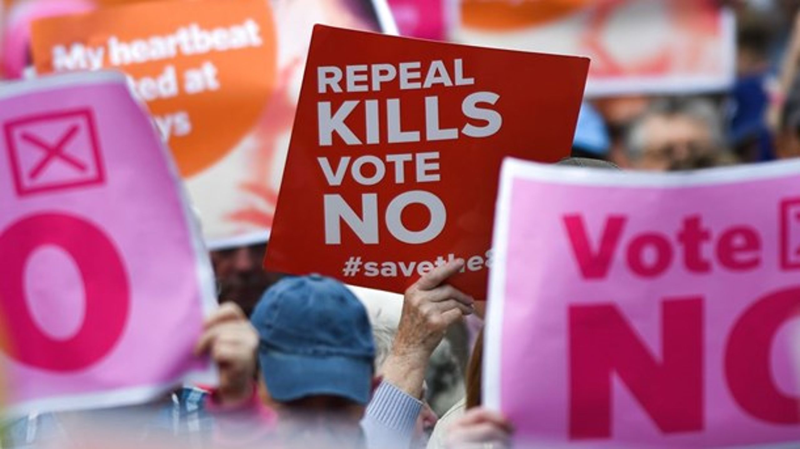 Mange irere har endnu ikke besluttet, om de vil stemme ja til at tillade abort ved en folkeafstemning fredag.