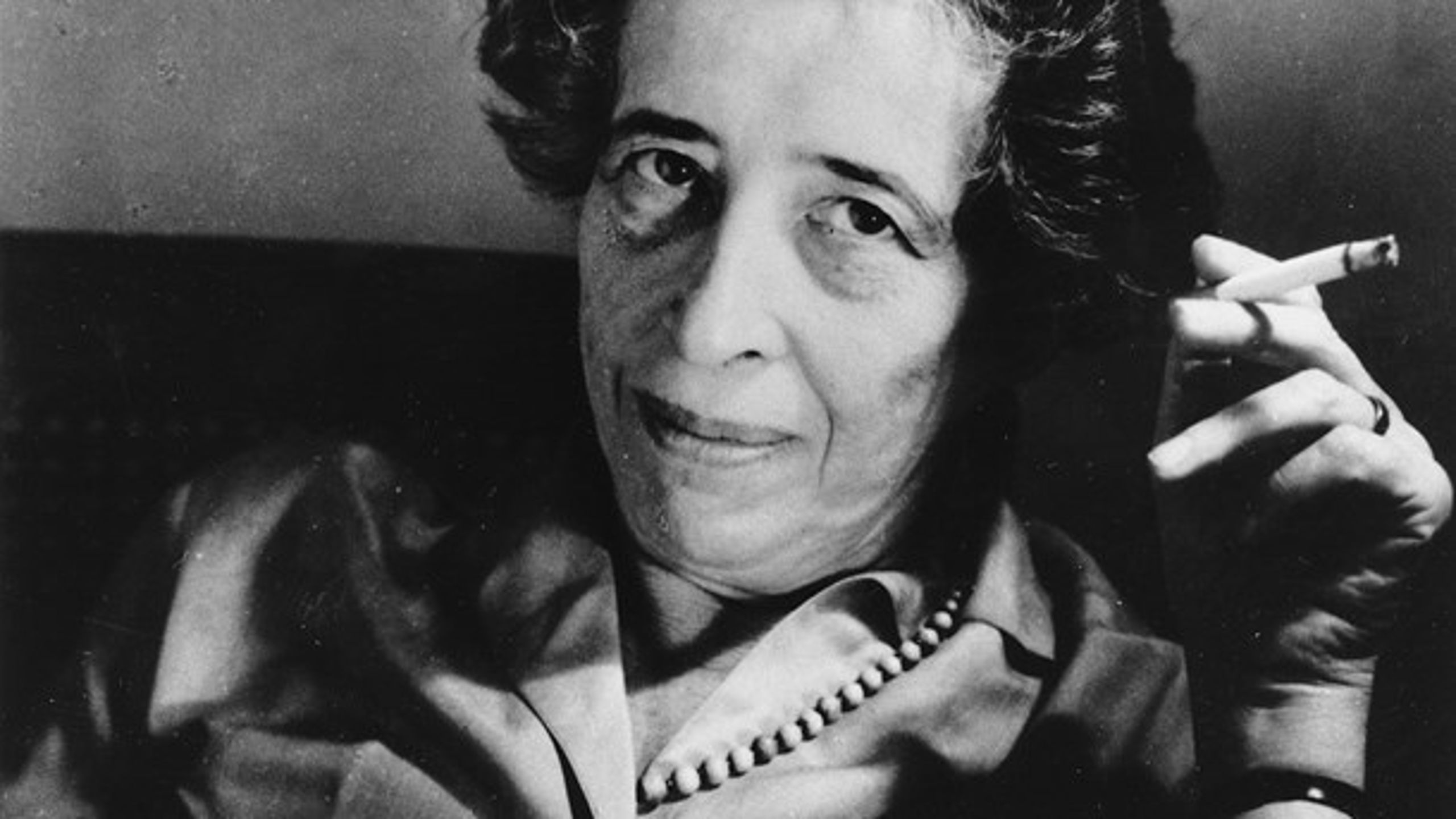 Filosoffen Hannah Arendt beskrev mekanismen, hvordan almindelige funktionærer kan forledes til at medvirke til ondskab, når det personlige ansvar tilsidesættes,&nbsp;som ”ondskabens banalitet”.