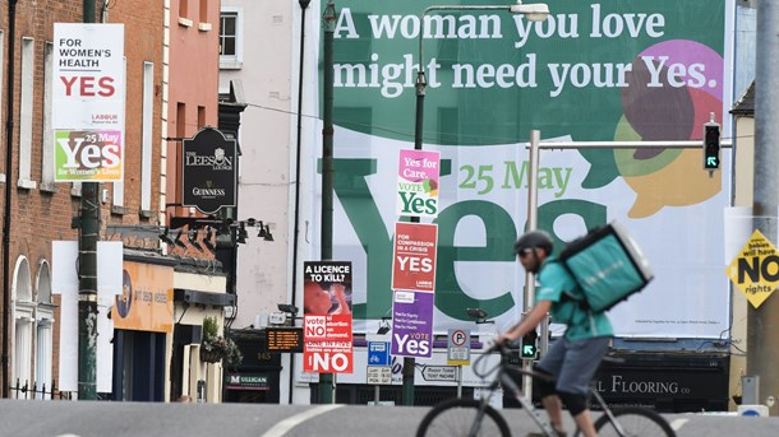 Valgbudskaber i Dublins gader forud for den irske folkeafstemingen om fri abort.