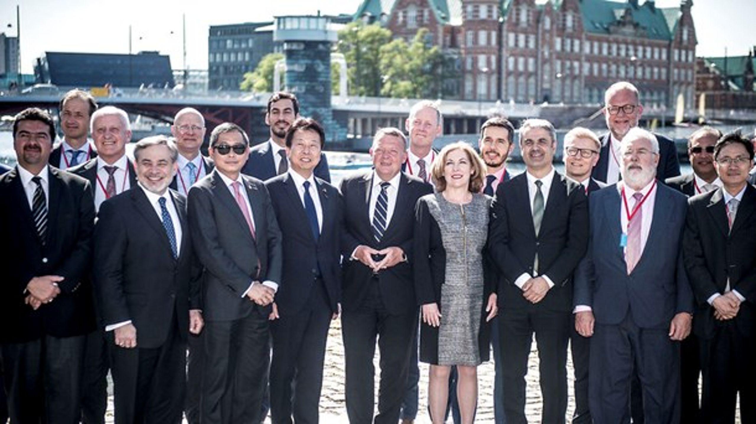 Statsminister Lars Løkke Rasmussen (V) holdt den afsluttende tale ved årets CEM-møde. Til højre for ham står viceenergiminister Kim Rudd fra næste års værter, Canada.