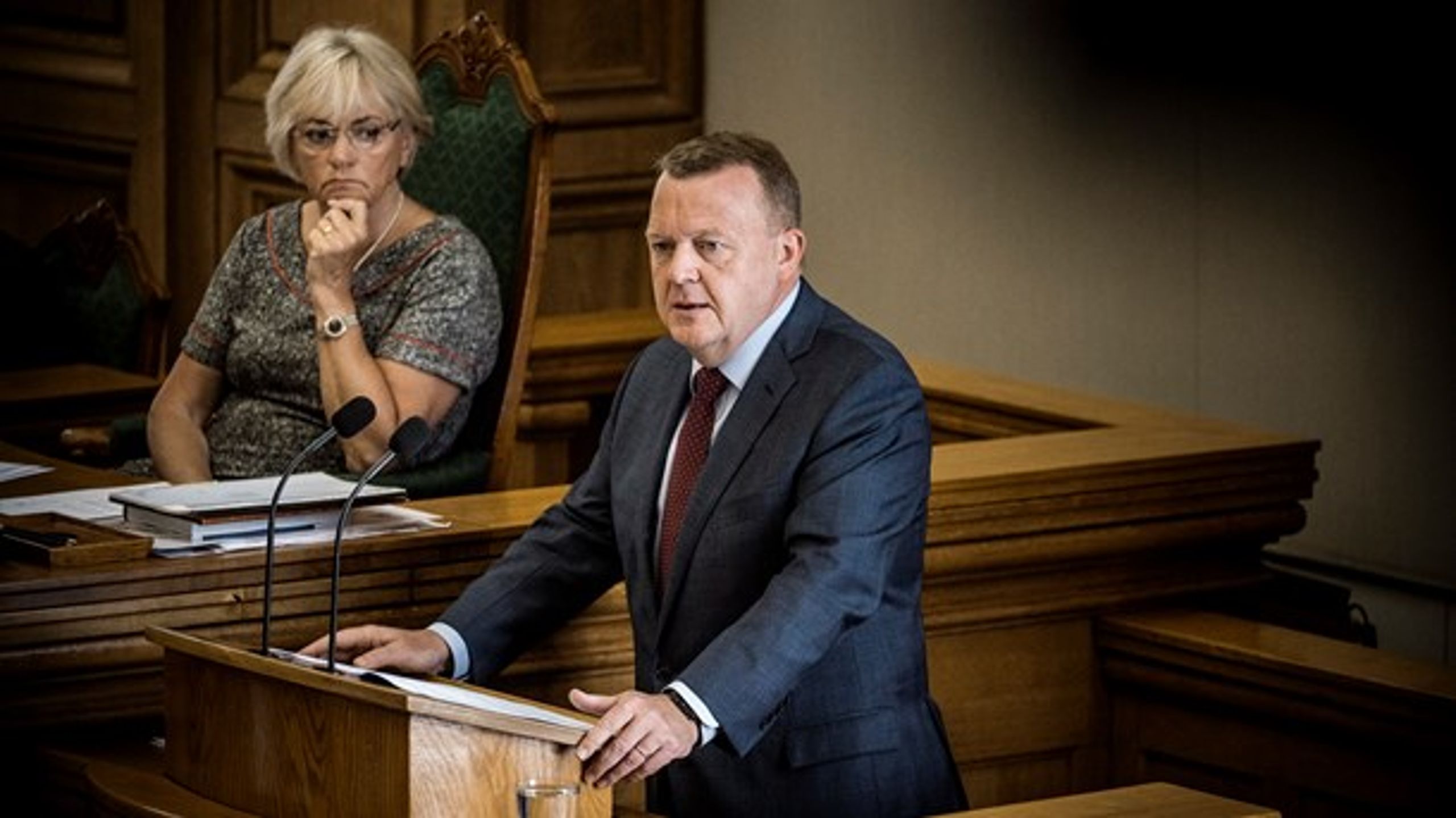 Ved afslutningsdebatten skal Folketingsmedlemmerne debattere statsminister Lars Løkke Rasmussens (V) redegørelse af den indenrigs- og udenrigspolitiske situation.