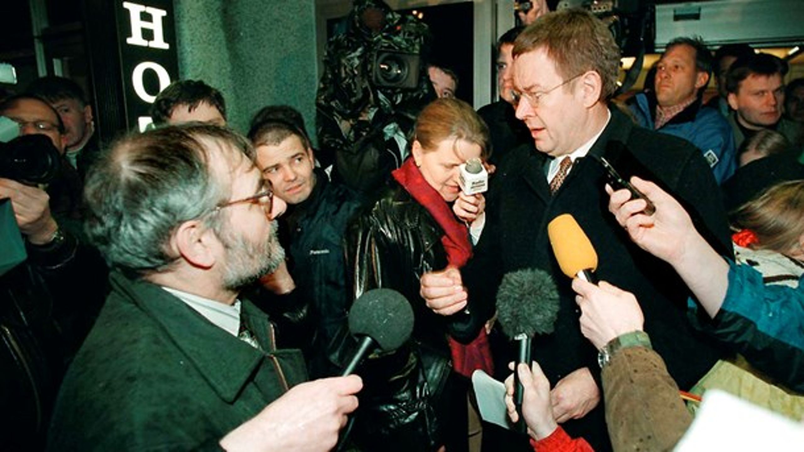 Statsminister Poul Nyrup Rasmussen (S) på Hotel Hafnia på besøg på Færøerne i januar 1998. Gymnasielærer Zakarias Wang afleverer en resolution, hvoraf det fremgår, at demonstranterne ikke anerkender ham som deres statsminister.