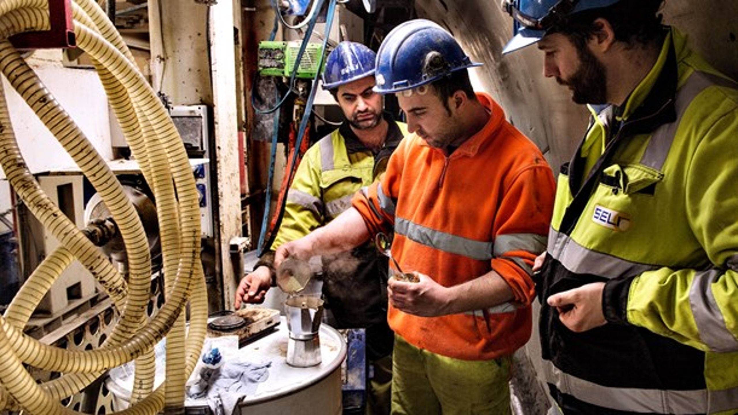 Tre italienske metroarbejdere brygger espresso i tunnelrøret under byggeriet af den københavnske metro.