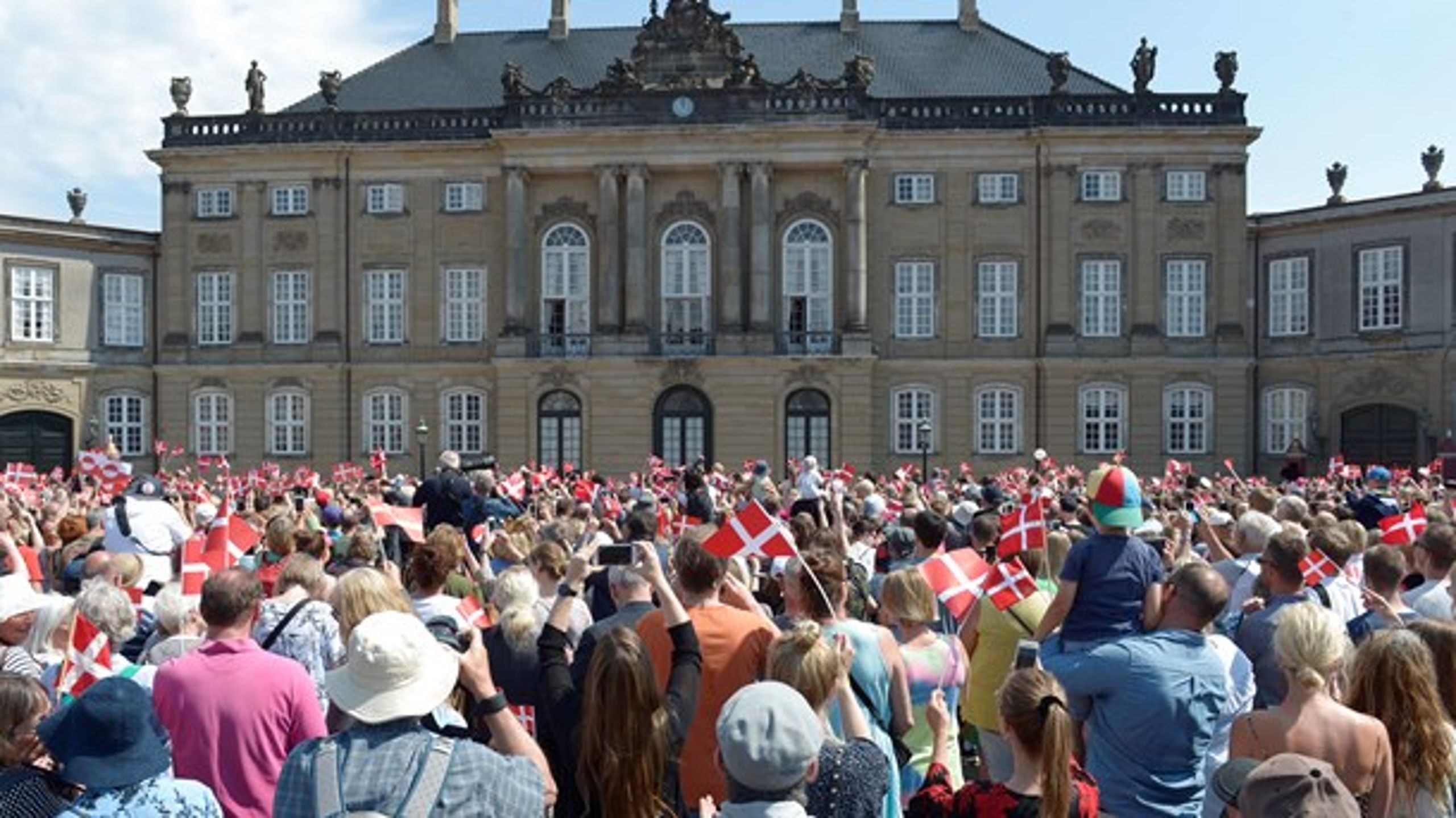 Claes Kirkeby Theilgaard mødte op på Amalienborg Slotsplads&nbsp;med et skilt med teksten "Afskaf kongehuset".