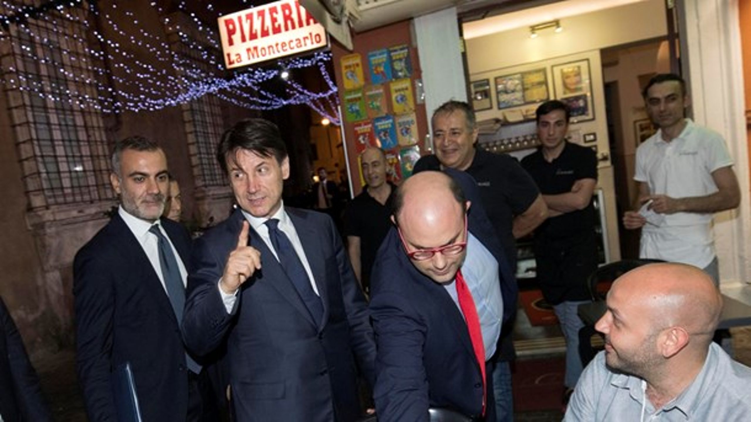 ITALIANO Giuseppe Conte ankommer sent torsdag aften til et pizzeria i Rom efter at have&nbsp;sagt ja til at stå i spidsen for en ny italiensk regering.