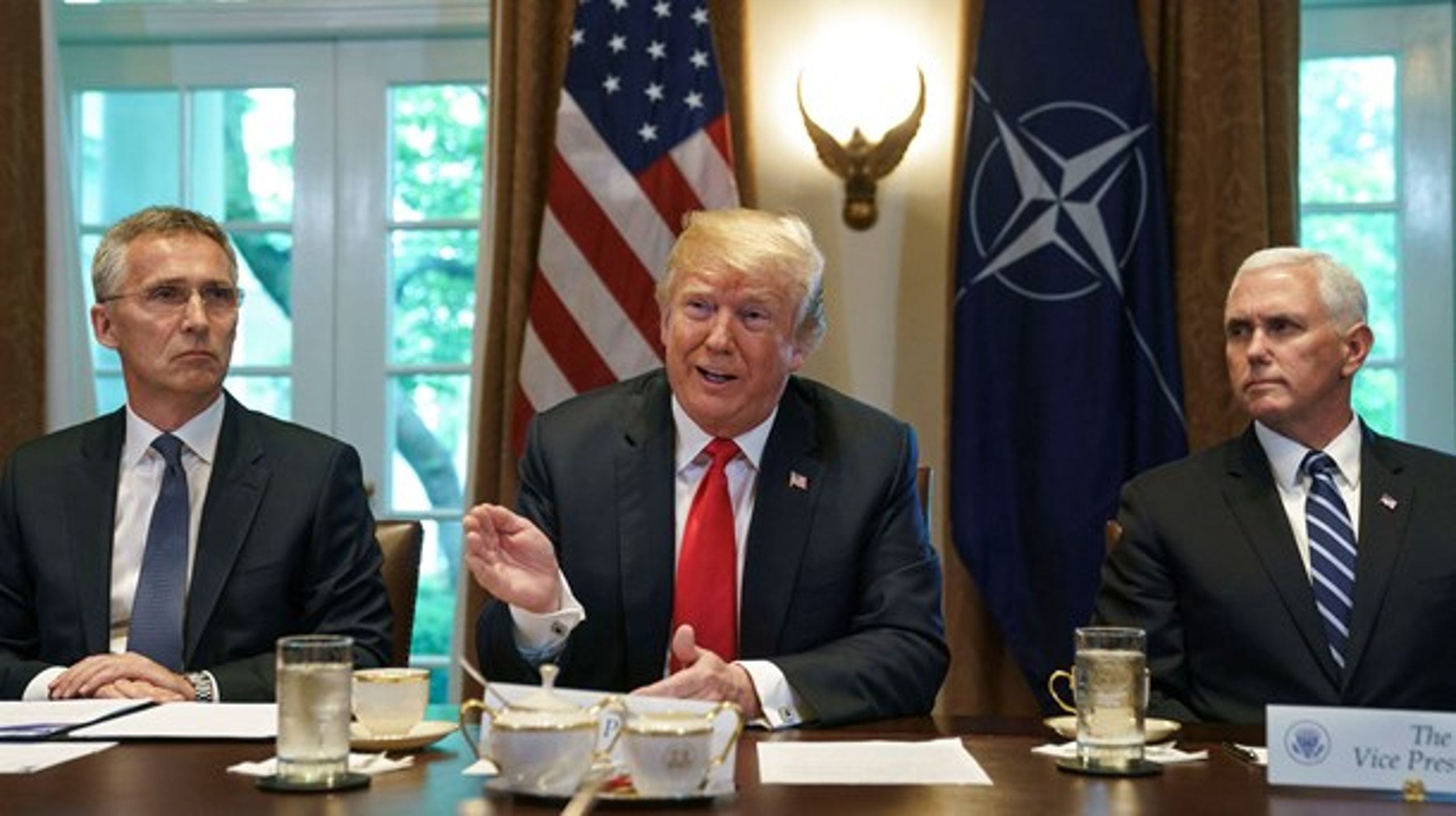 Nato's generalsekretær, Jens Stoltenberg (t.v.), mødtes i maj med USA's præsident, Donald Trump (i midten), og USA's vicepræsident, Mike Pence (t.h.).