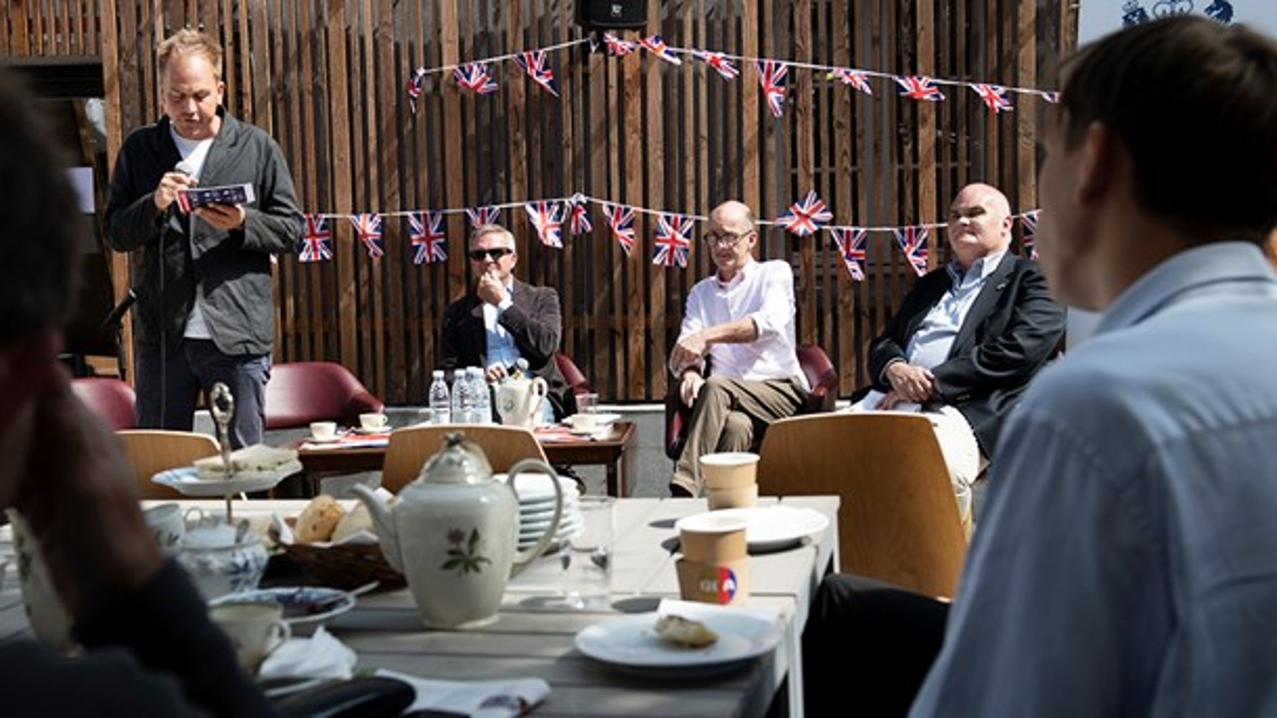 Der var dækket op efter alle kunstens regler, da den britiske ambassade inviterede til debat om britisk kultur og soft power ved årets folkemøde.