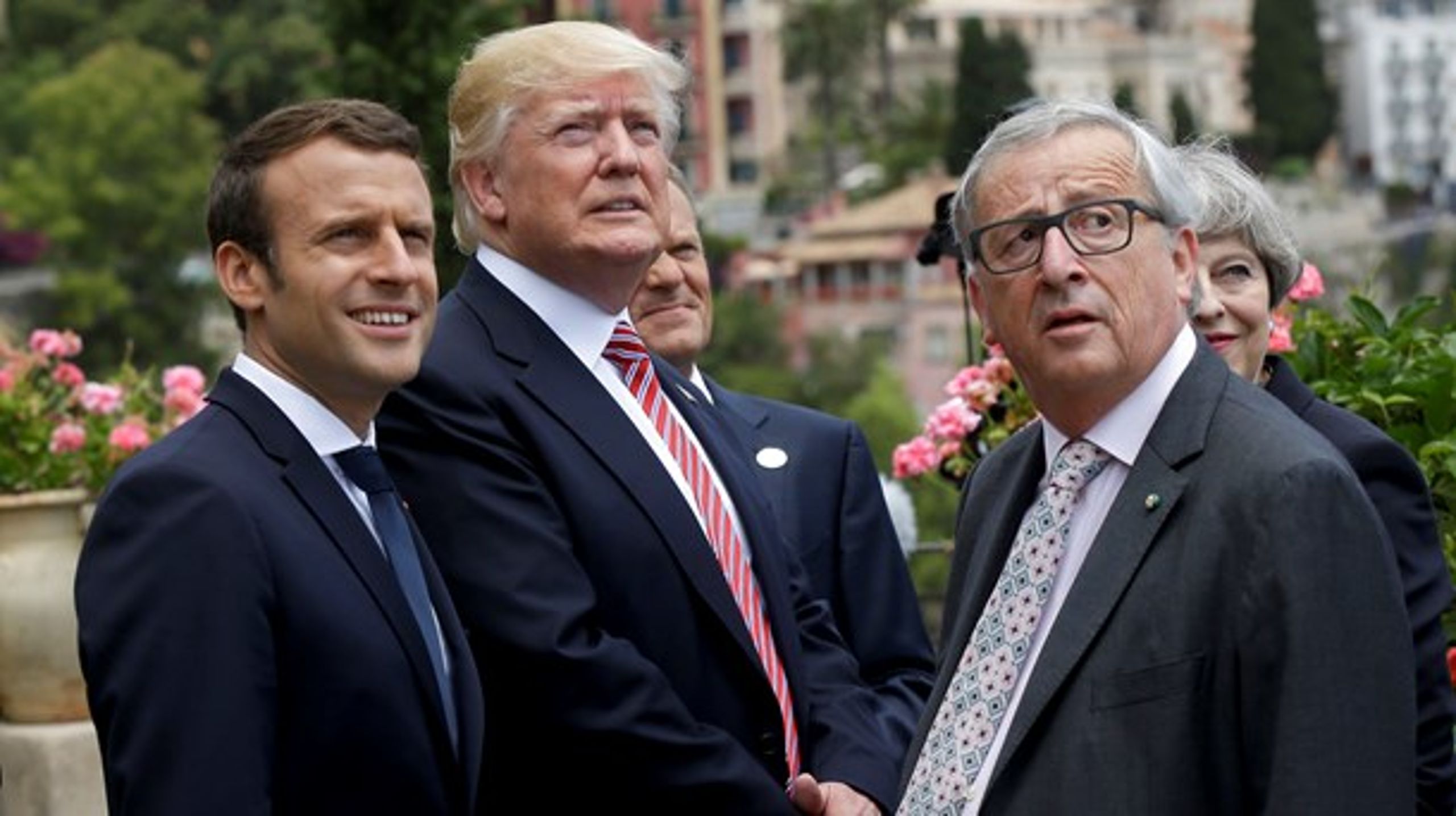 EU's reaktioner over for den amerikanske præsident Donald Trump er et af de spørgsmål, der deler socialdemokraternes og de radikales EU-politik. Her er han sammen med den franske præsident Macron (tv.) og formand for EU-Kommissionen Jean-Claude Juncker (th.).