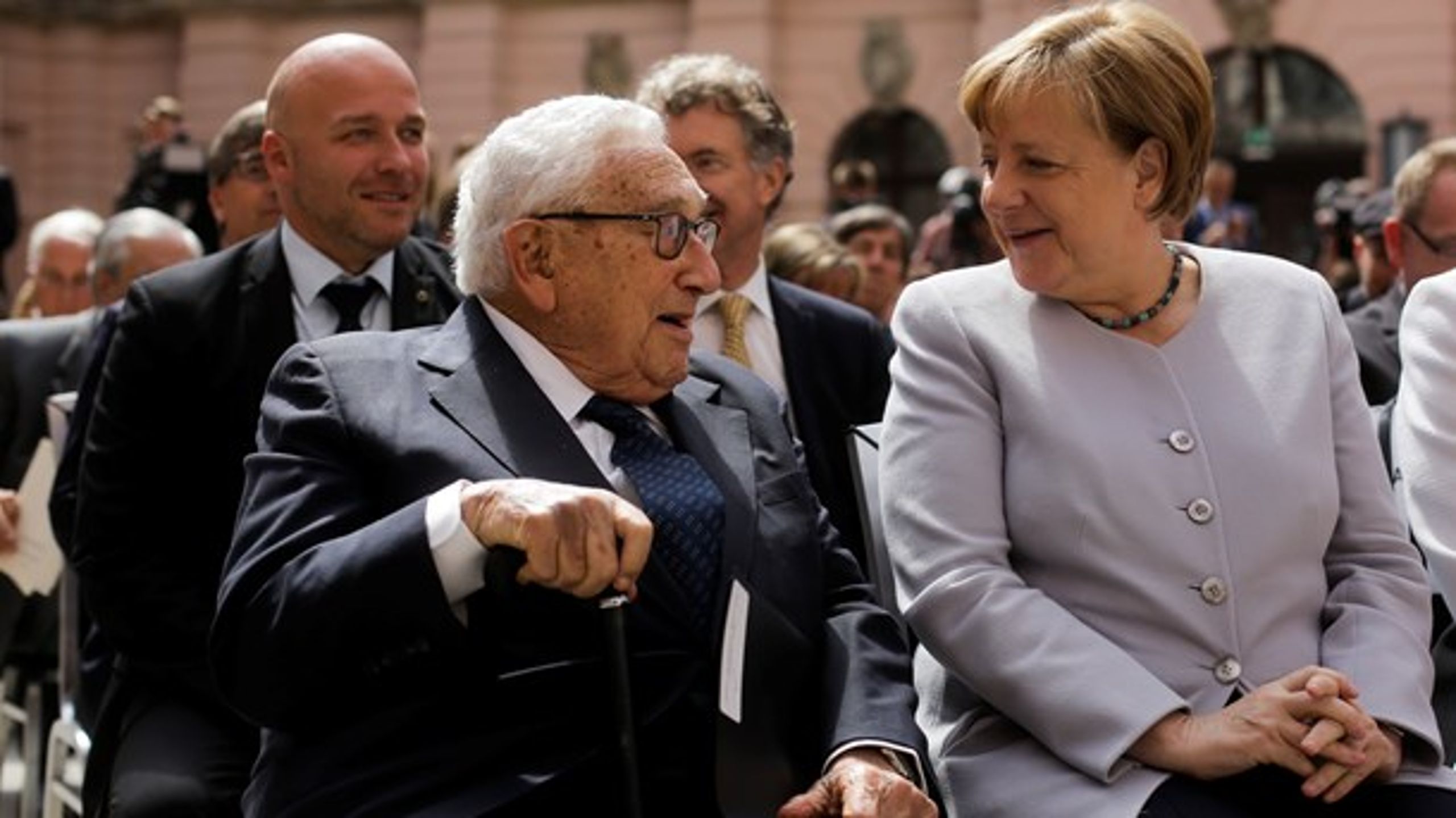 Merkel er her i selskab med den tidligere amerikanske udenrigsminister Henry Kissinger til et arrangement sidste år i anledningen af 70-året for Marshall-planen.&nbsp;