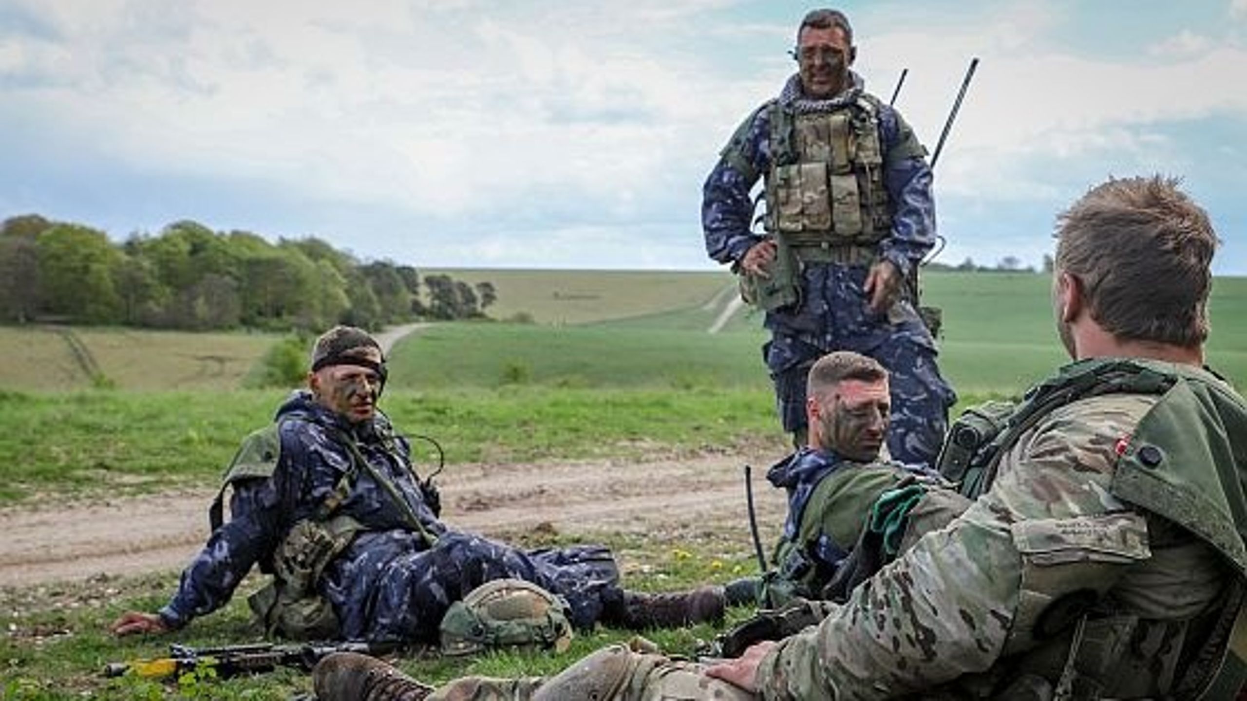 Soldater hviler ud under Joint Warrior-øvelsen i Sydengland i april i år.