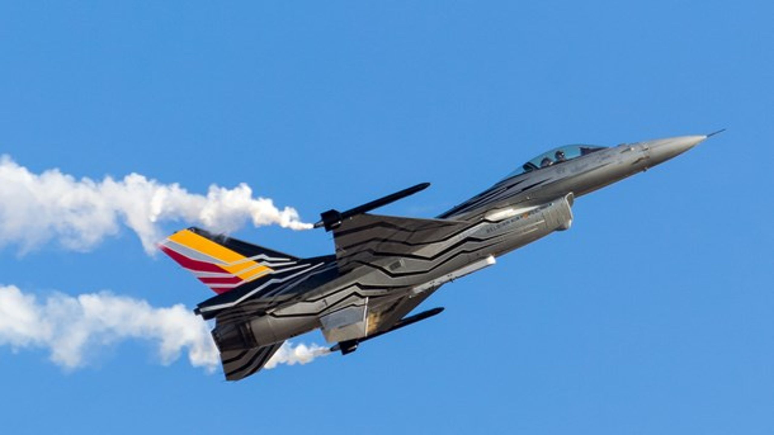 Belgisk F-16 fly ved airshow.