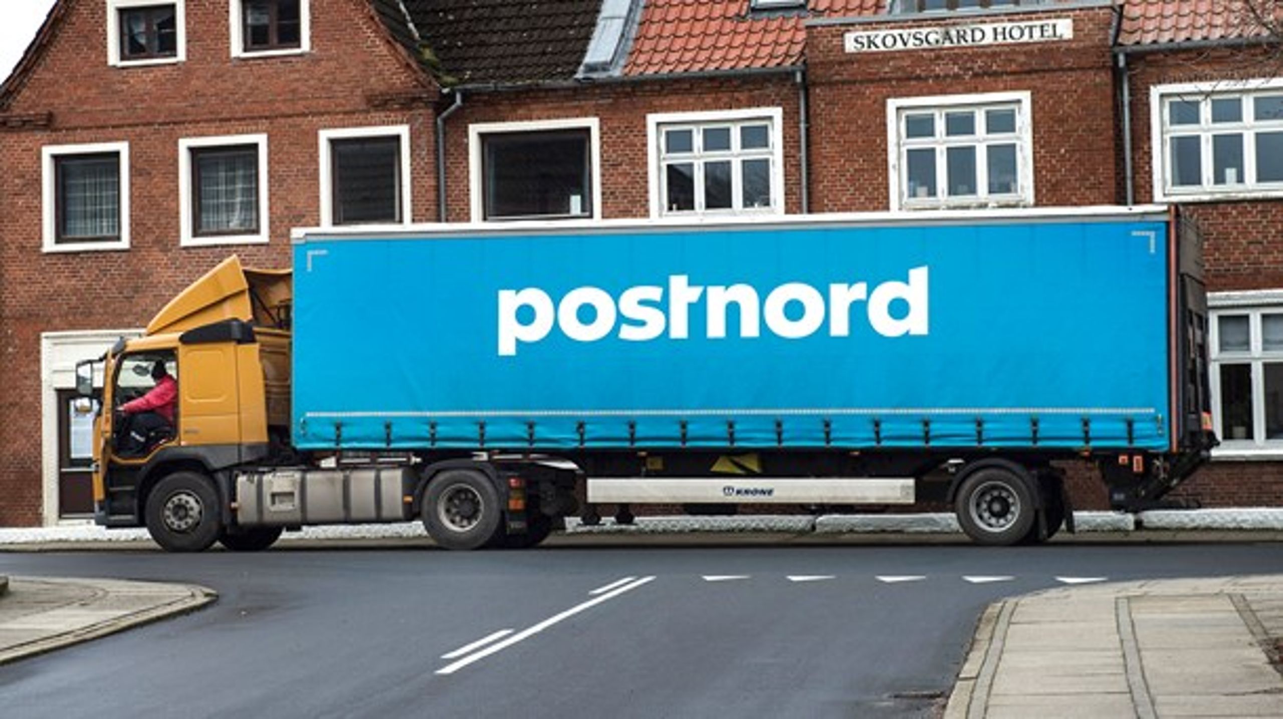 PostNord burde&nbsp;koncentrere sig om sin kerneopgave, nemlig den befordringspligtige udbringning af breve og visse pakker - og så overlade paller og stykgods til de private.
