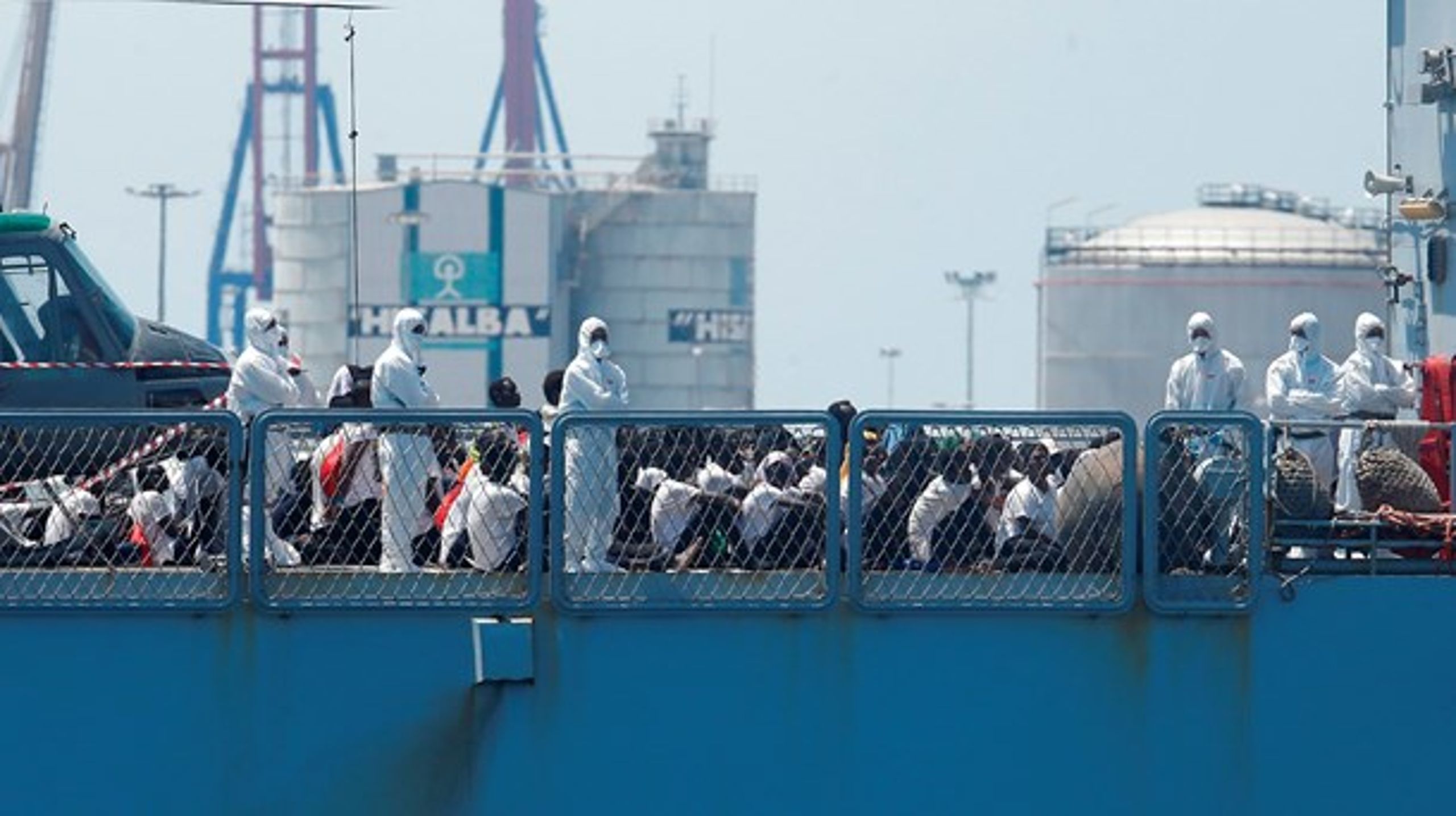 Et italiensk skib med nogle af de migranter, der hvert år ankommer til EU.