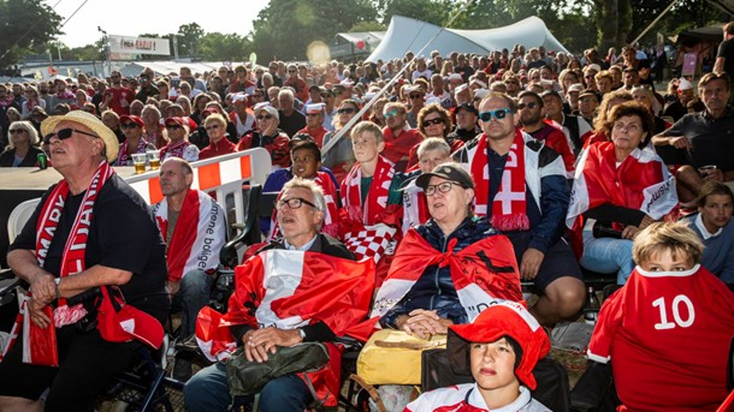 FÆLLESSKAB Fædre har et ansvar for at invitere deres døtre med ind i mandefællesskaberne, for eksempel når der skal ses VM i sommerferien, skriver Hanne-Vibeke Holst. Her ses der fodbold under Folkemødet i Allinge i sidste uge.